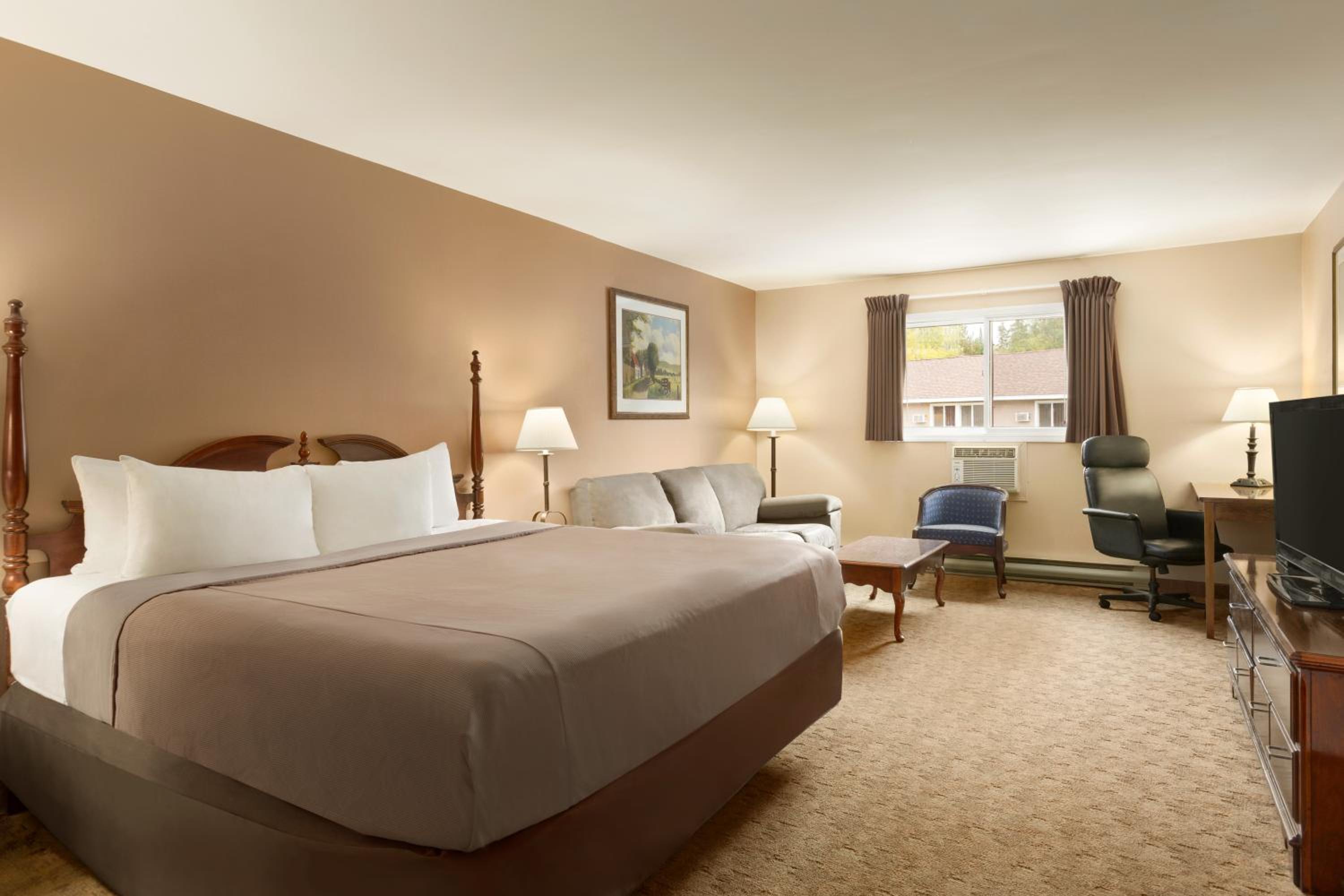 Deluxe King Suite - Photo 2