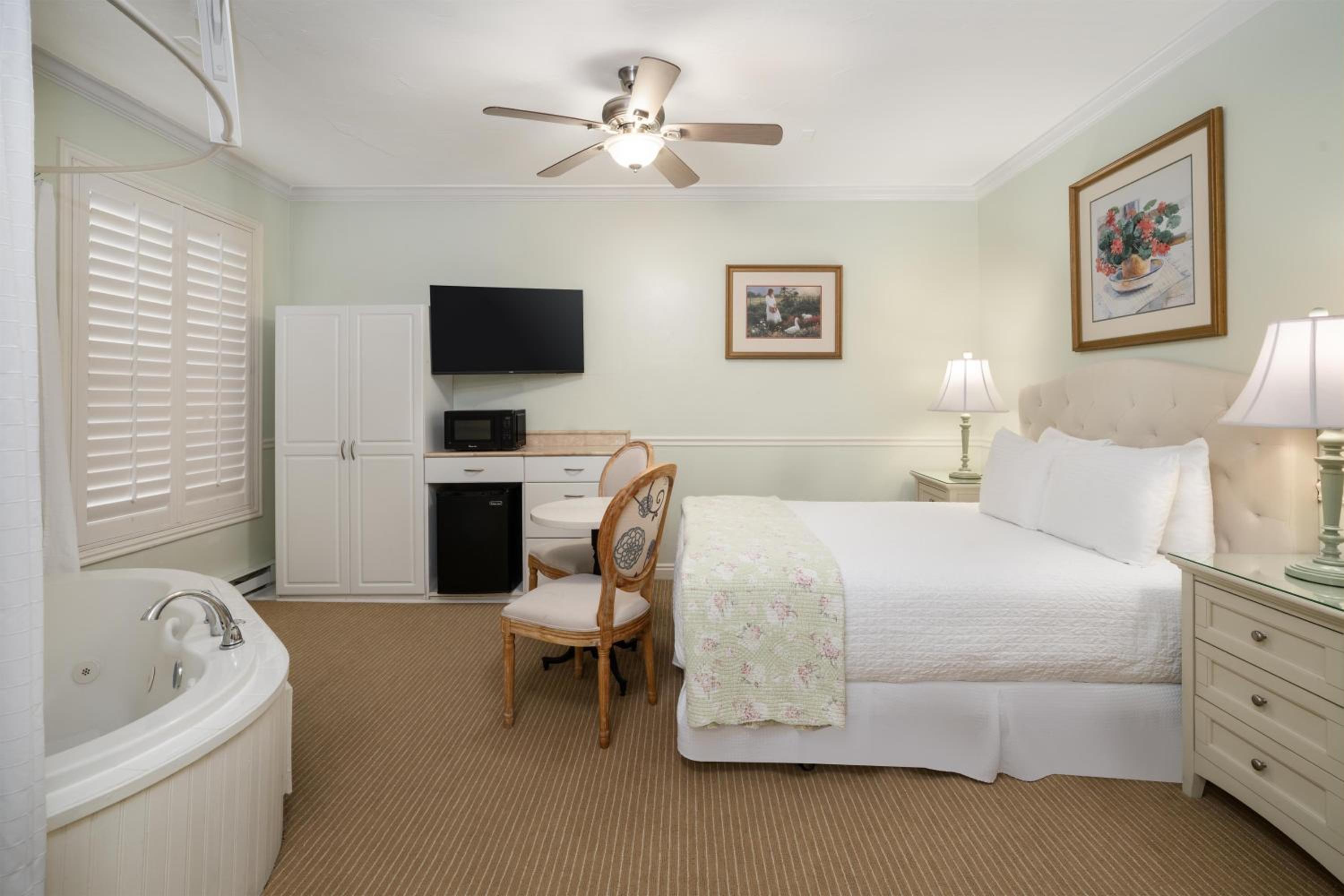 Queen Room with Spa Bath - Disability Access/Non-Smoking