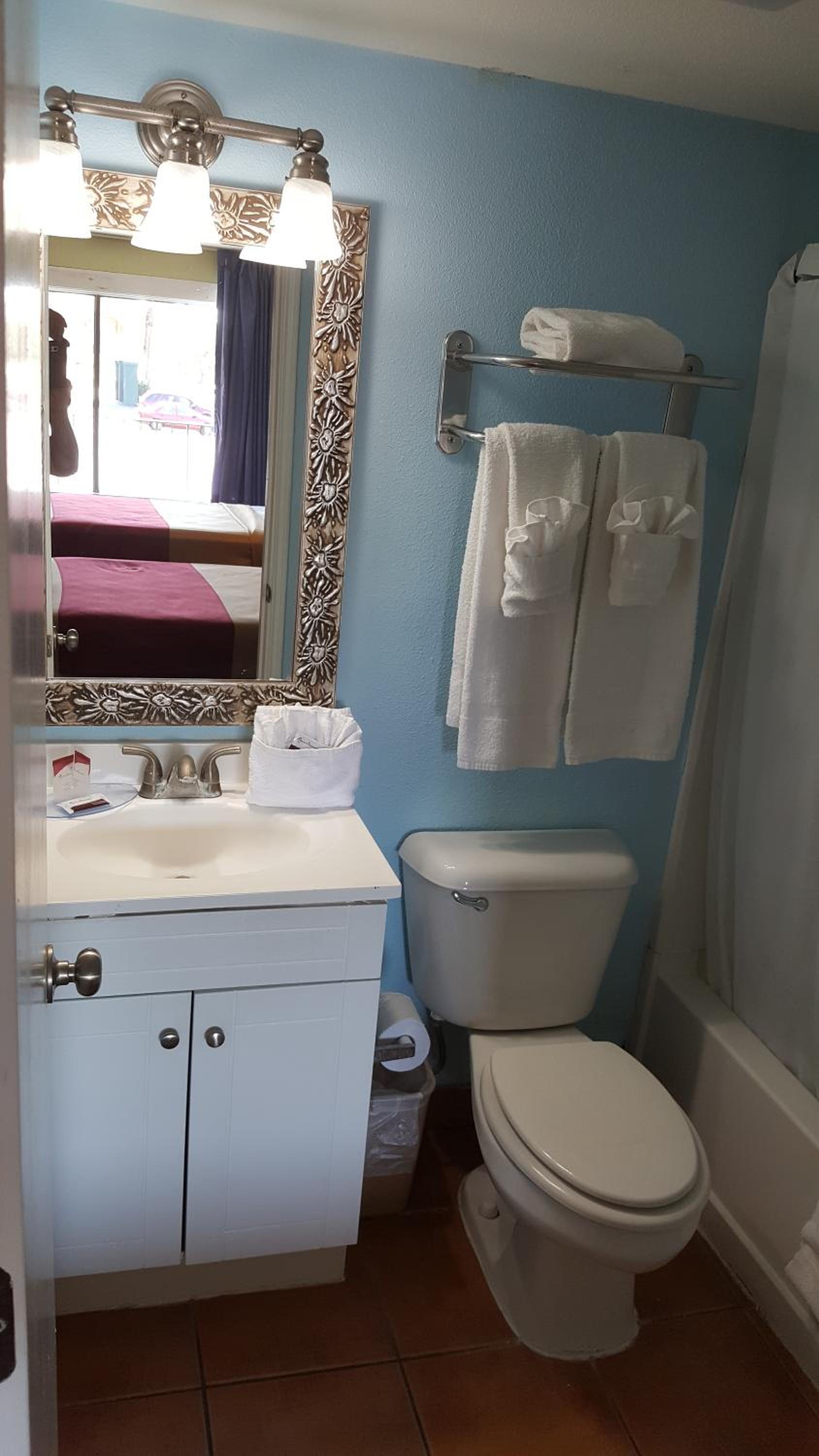 Queen Room with Two Queen Beds - Photo 5