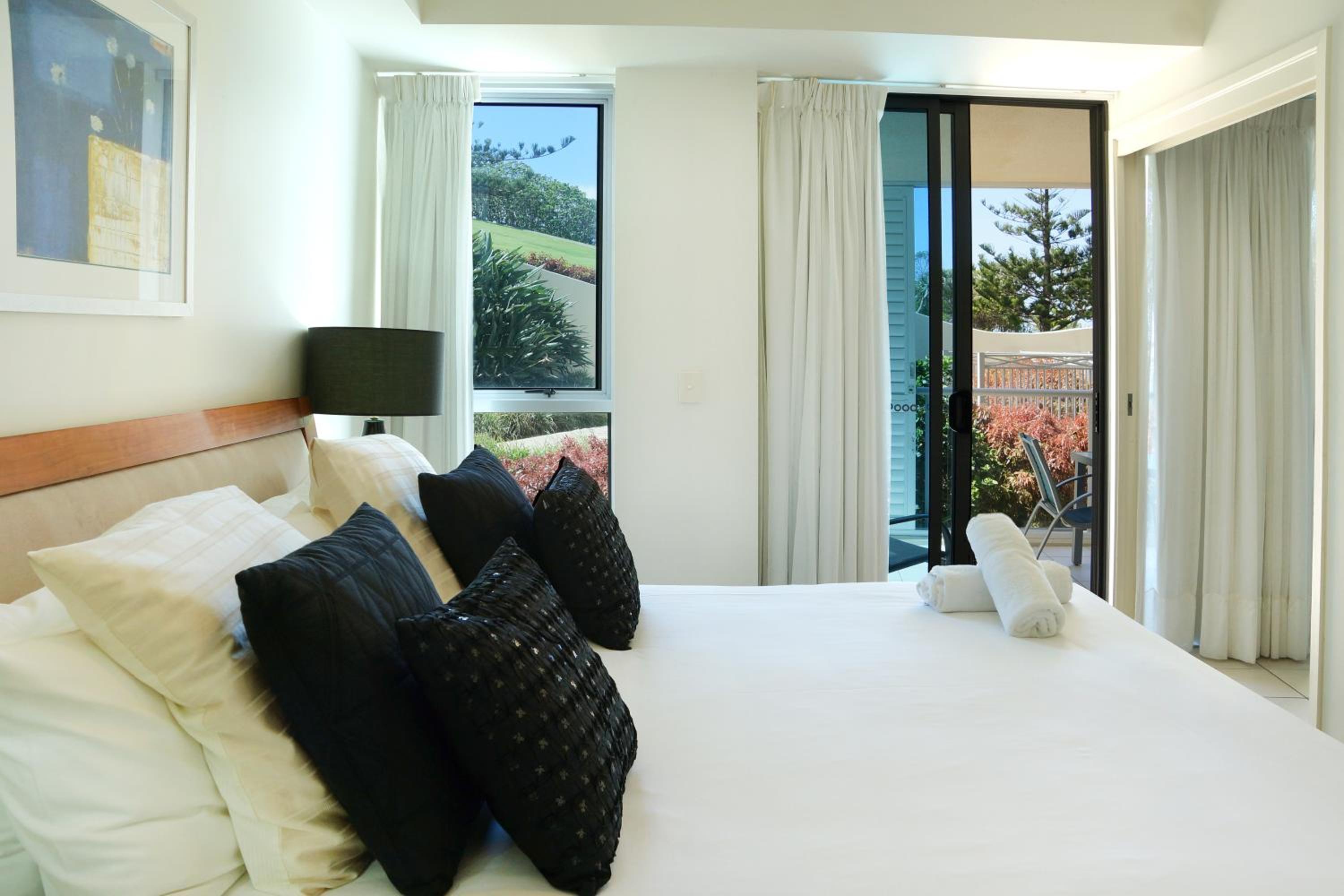 Two bedroom Apartment with Garden view - Photo 3