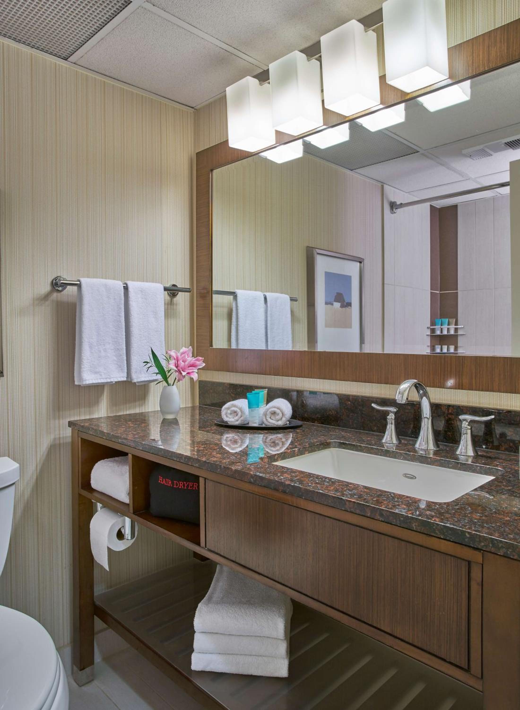 King Room With Accessible Shower - Disability Access - Photo 2
