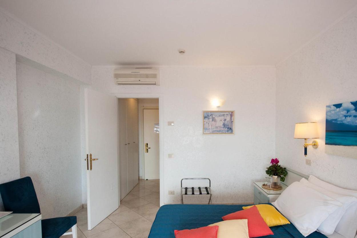 Standard Double Room - No Sea View - Photo 6