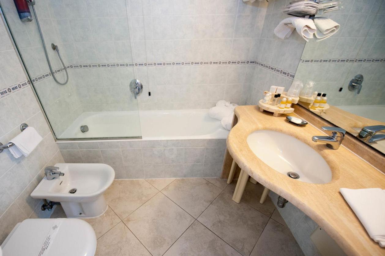 Standard Double Room - No Sea View - Photo 10