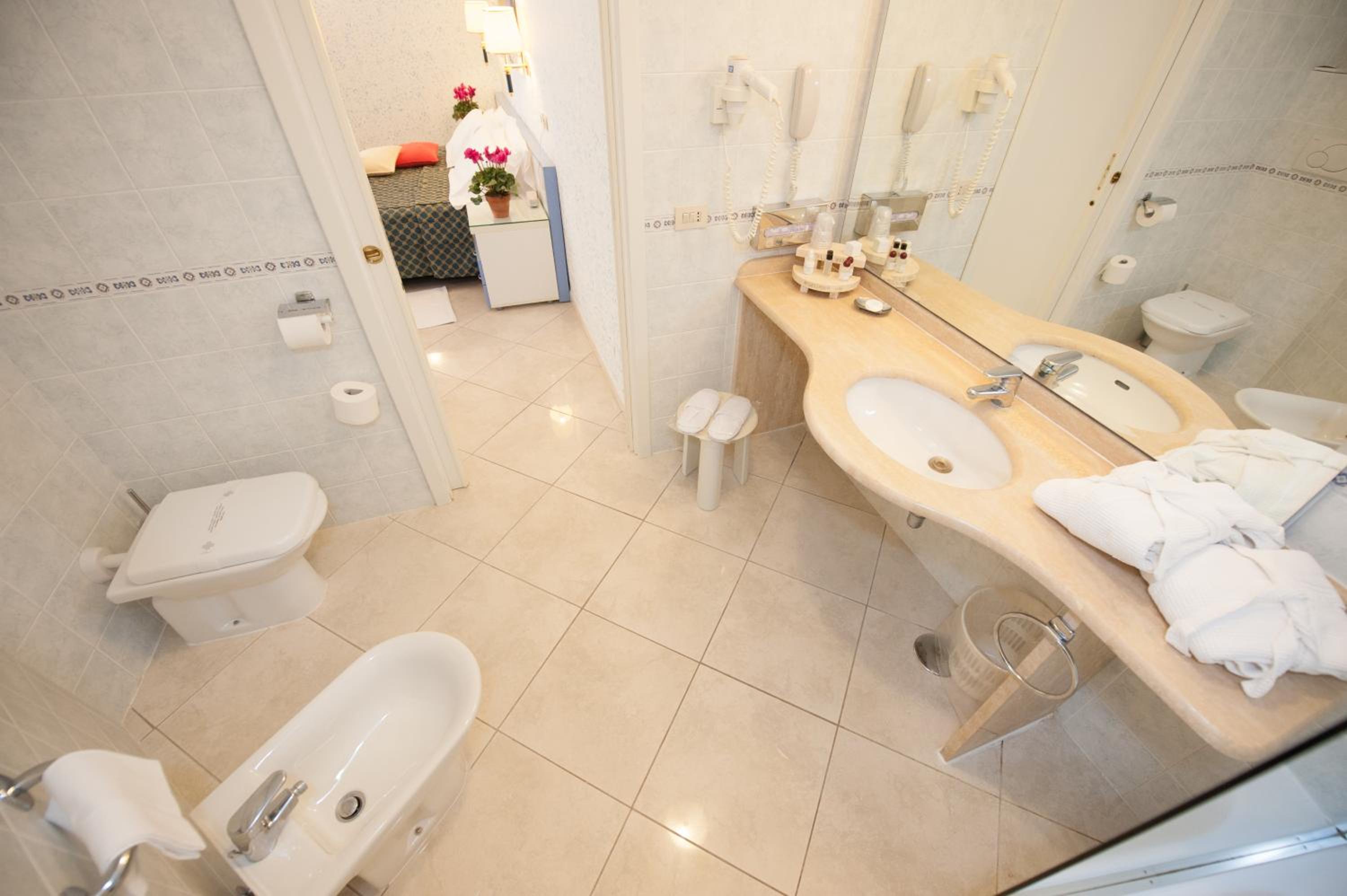 Standard Double Room - No Sea View - Photo 9