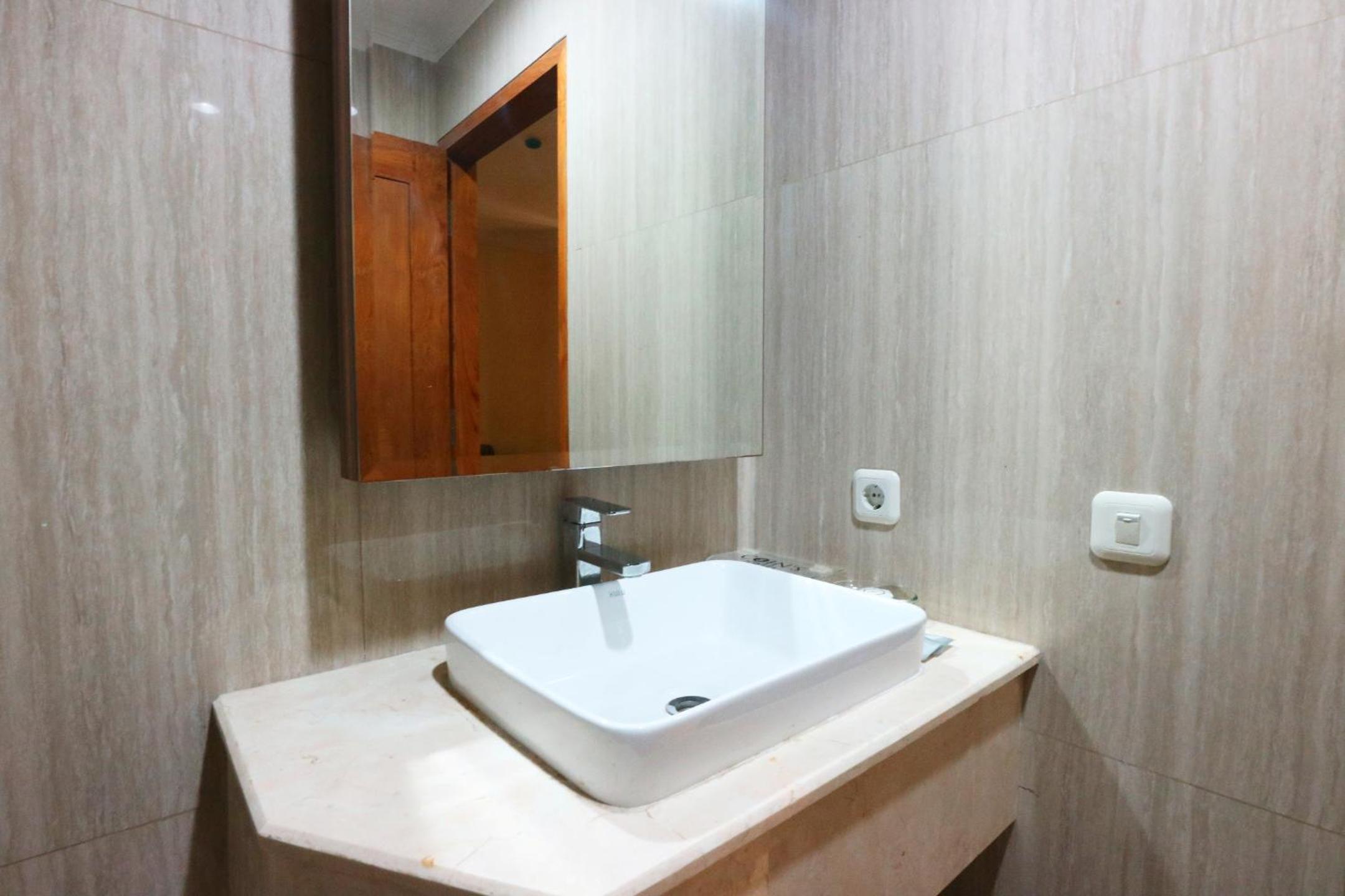 Large Double Room - Photo 3