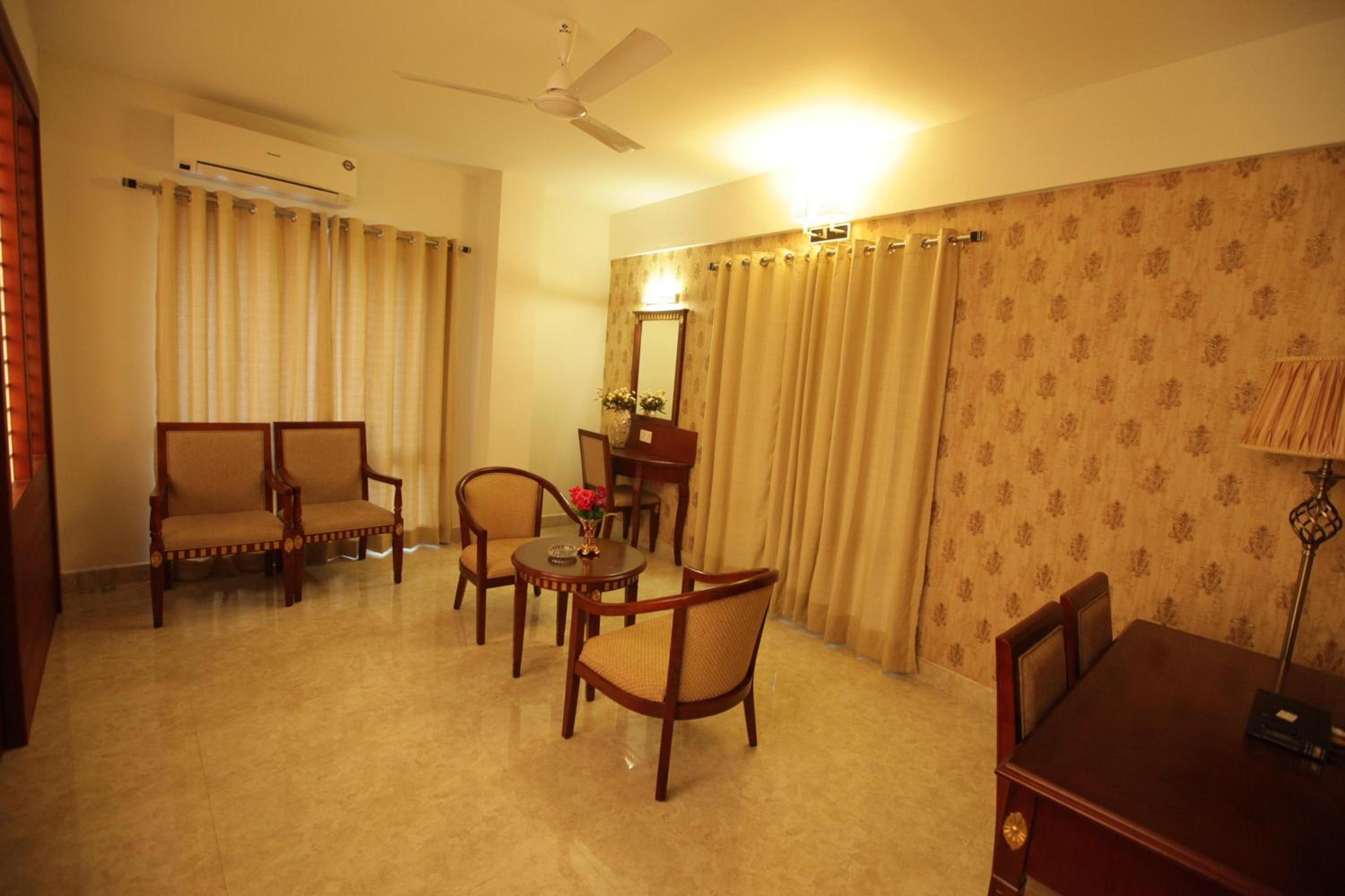 Suite - Photo 1