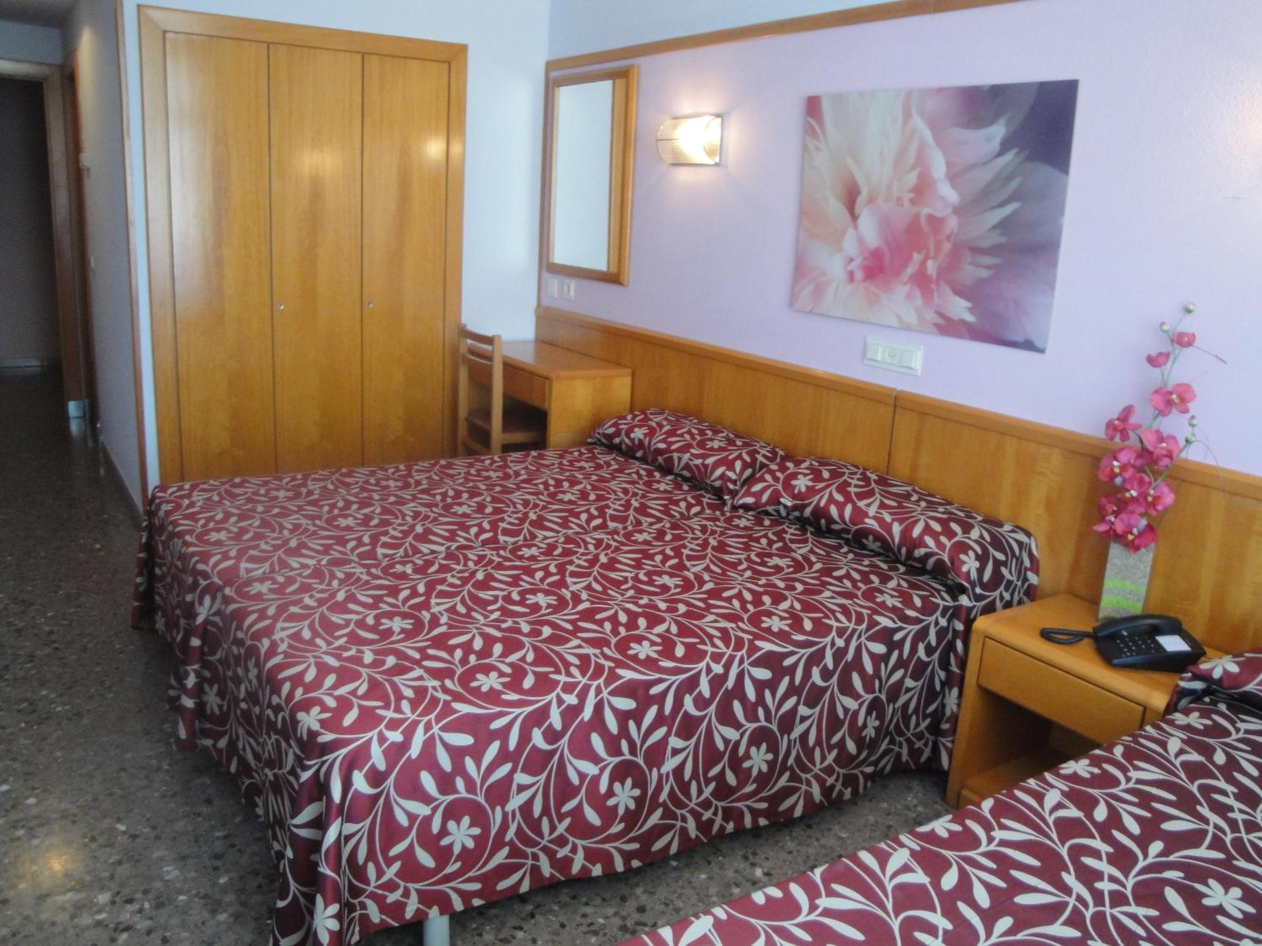 Habitación Doble con Balcón (2 Adultos + 2 Niños)
