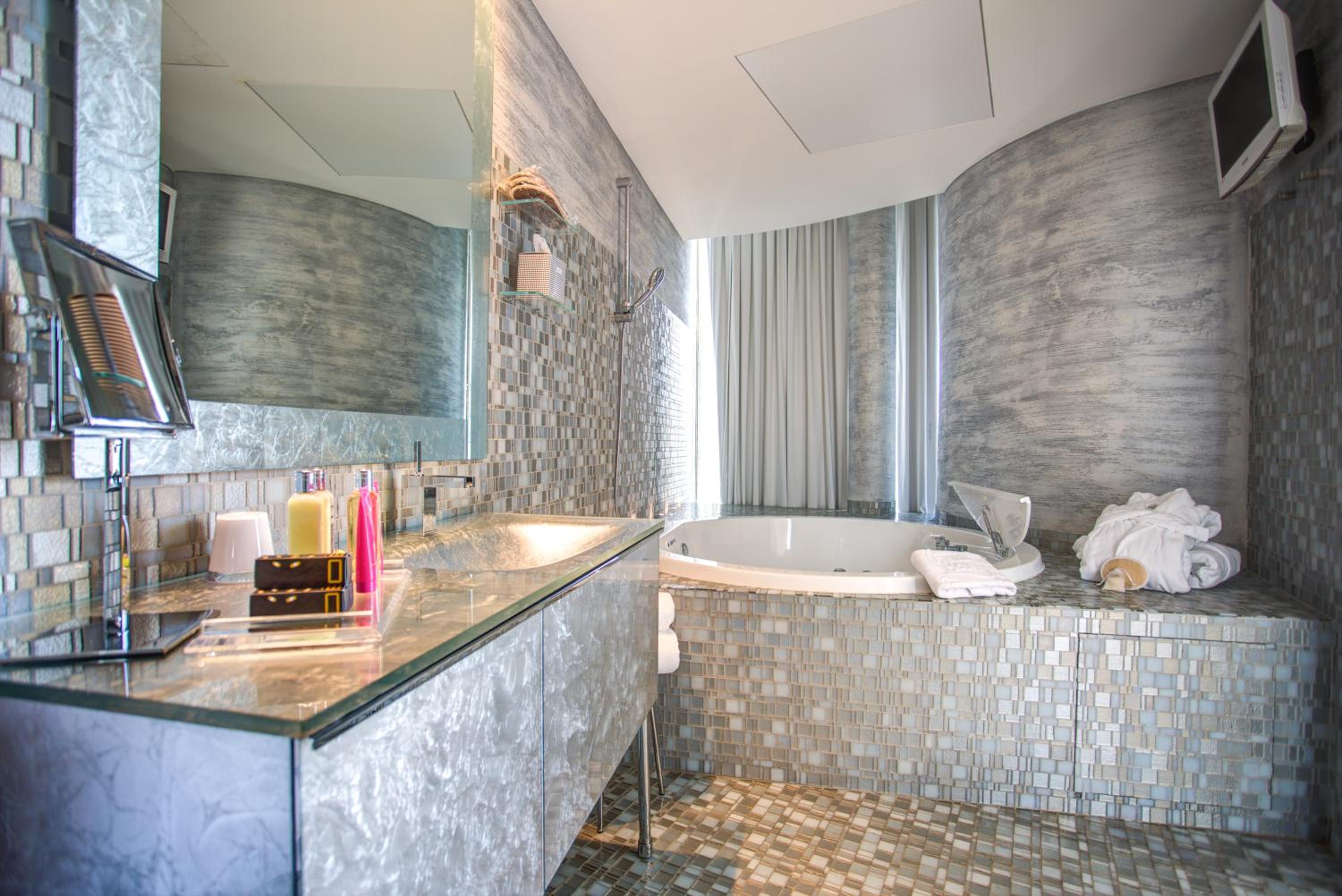 Luxury One-Bedroom Suite - Split Level with sea view