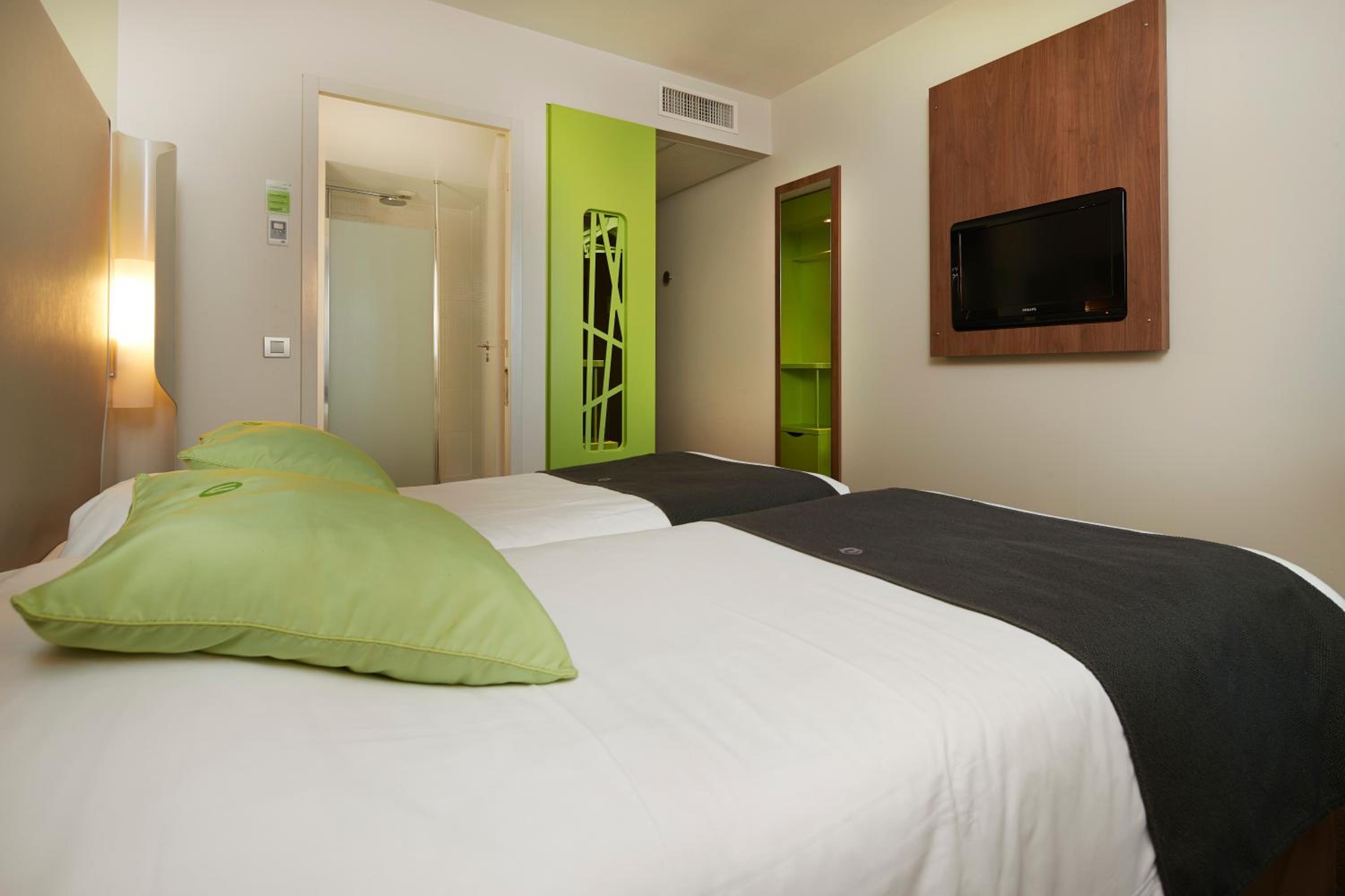 Standard Twin Room - Photo 1