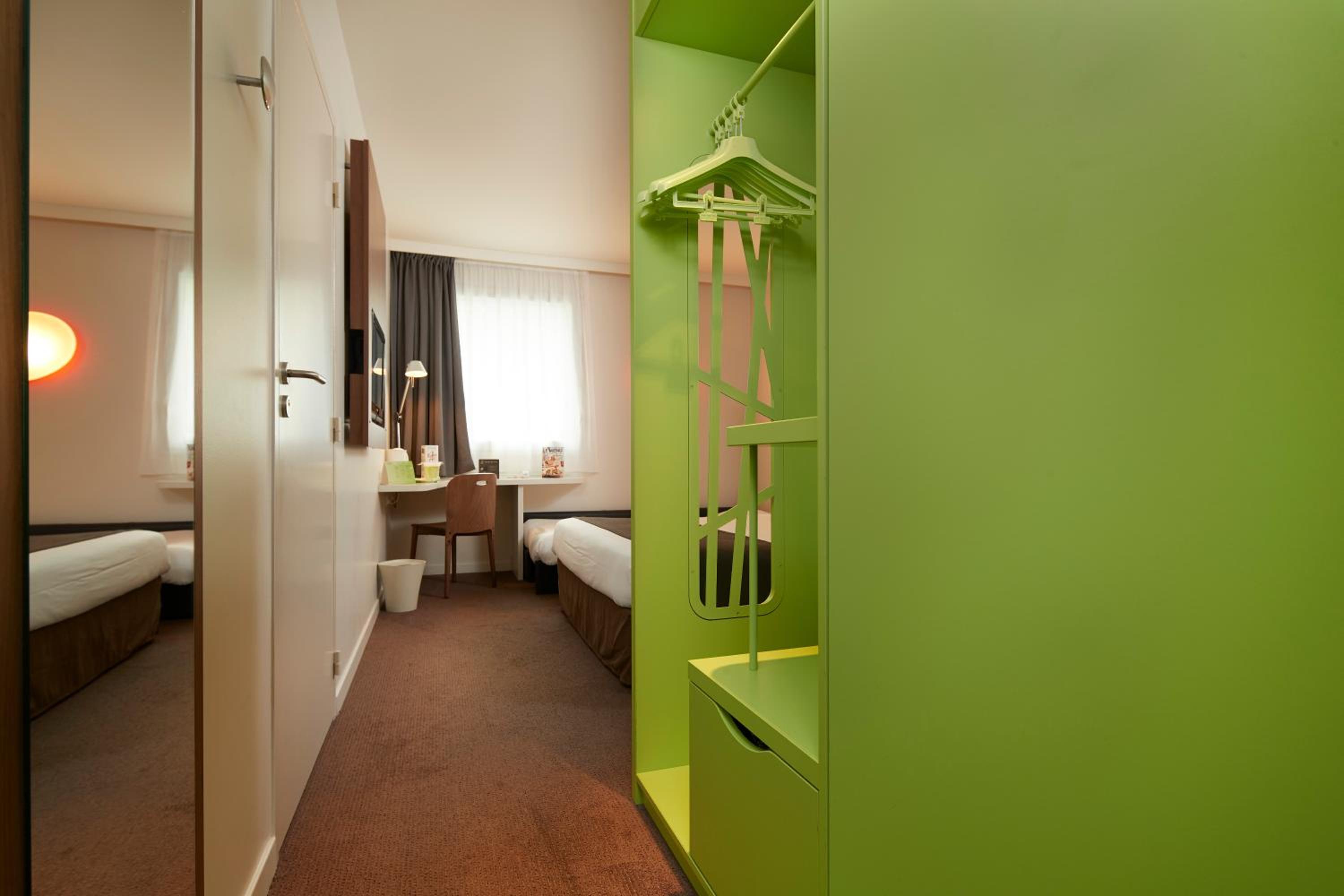 Standard Double Room - Photo 11