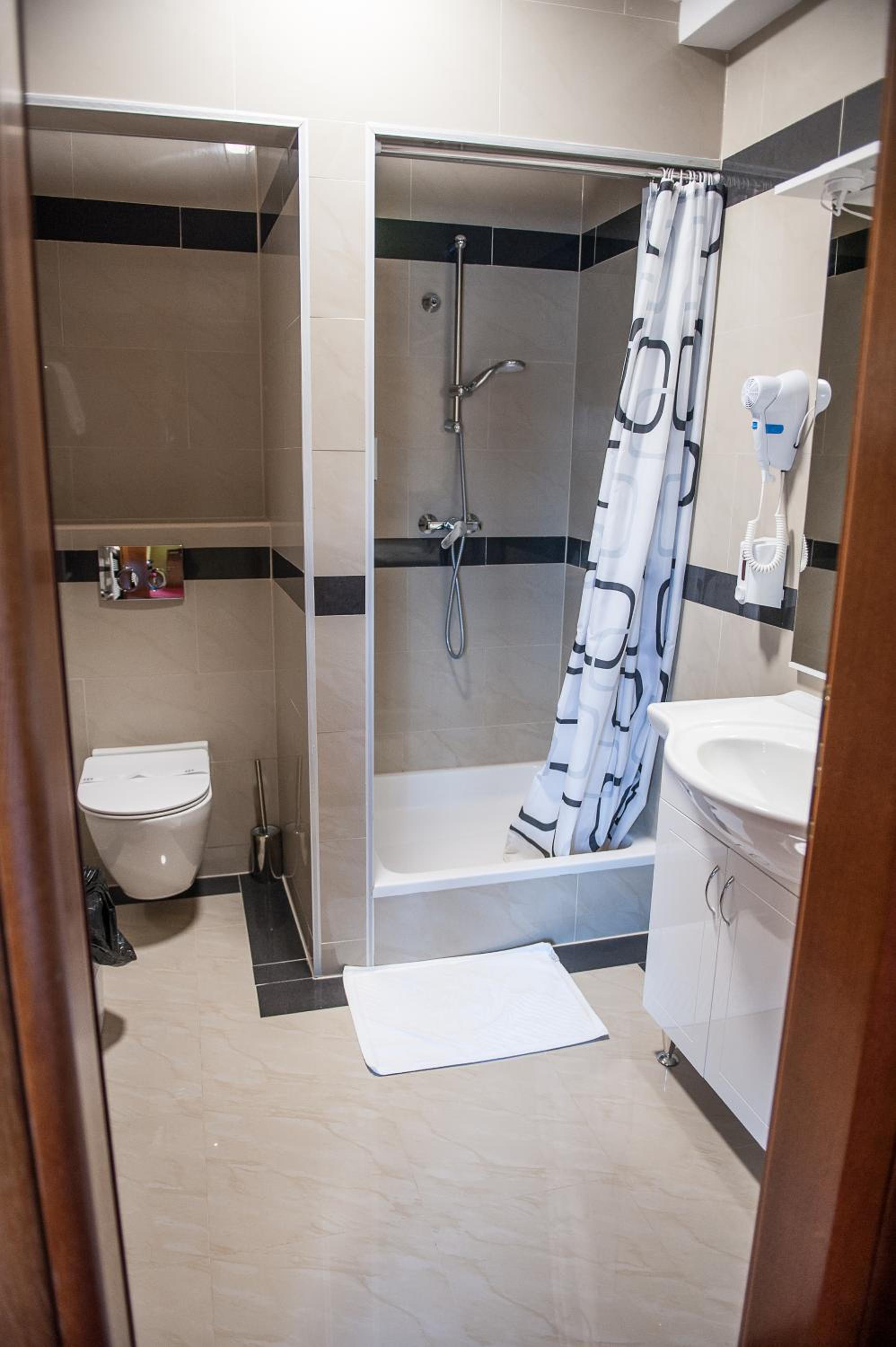 Double Room - Photo 7