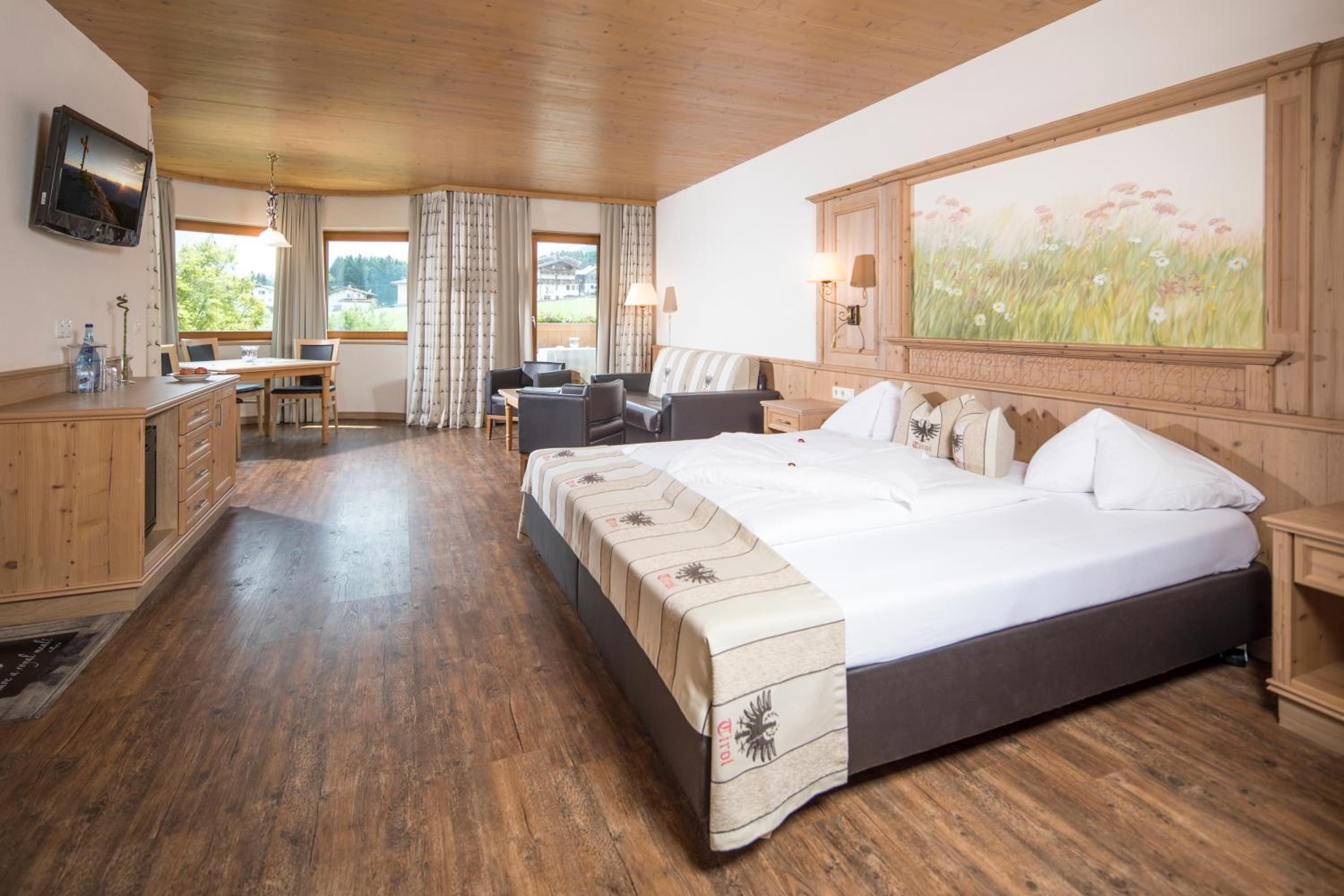 Junior Suite with Mountain View - Photo 3
