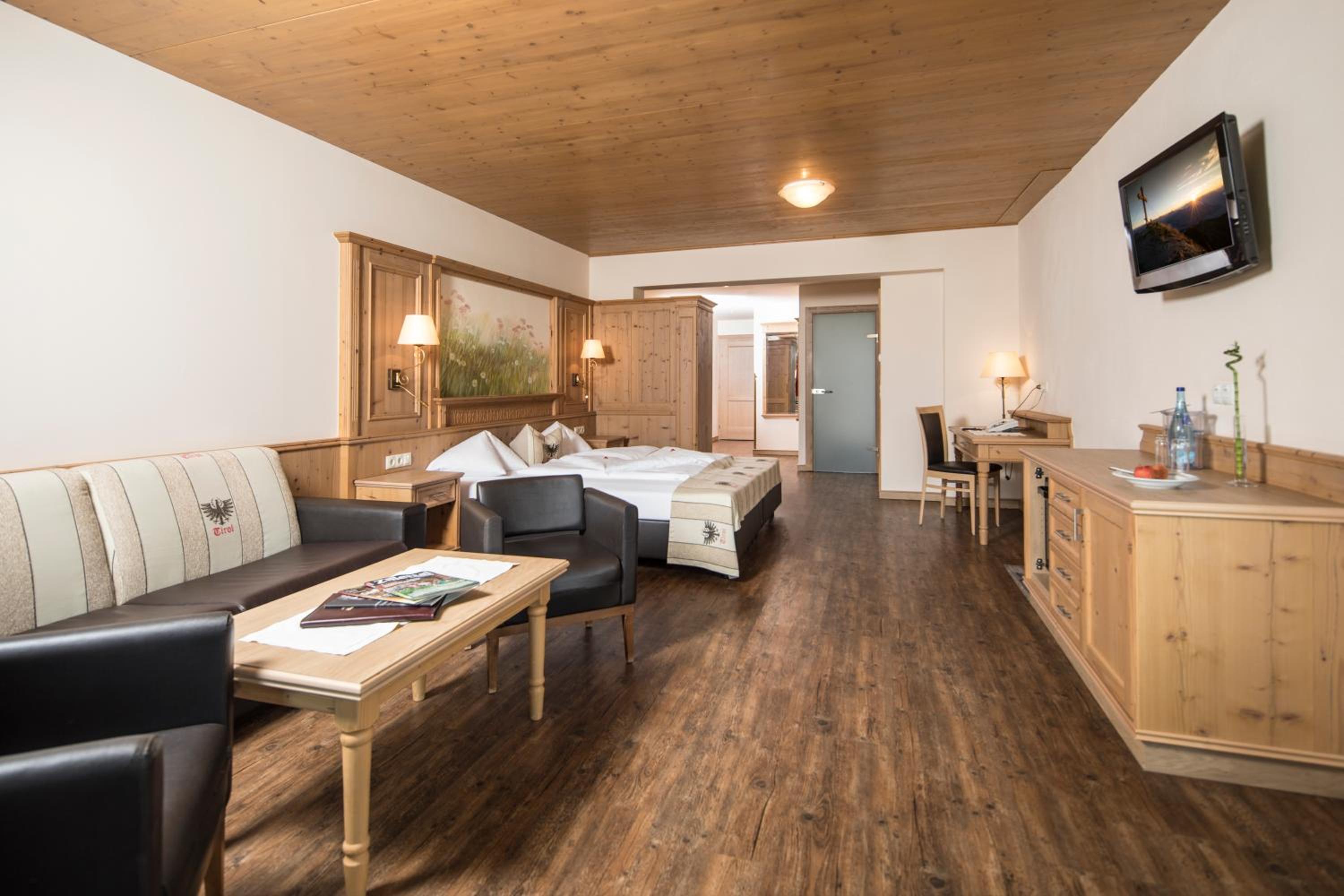 Junior Suite with Mountain View - Photo 5