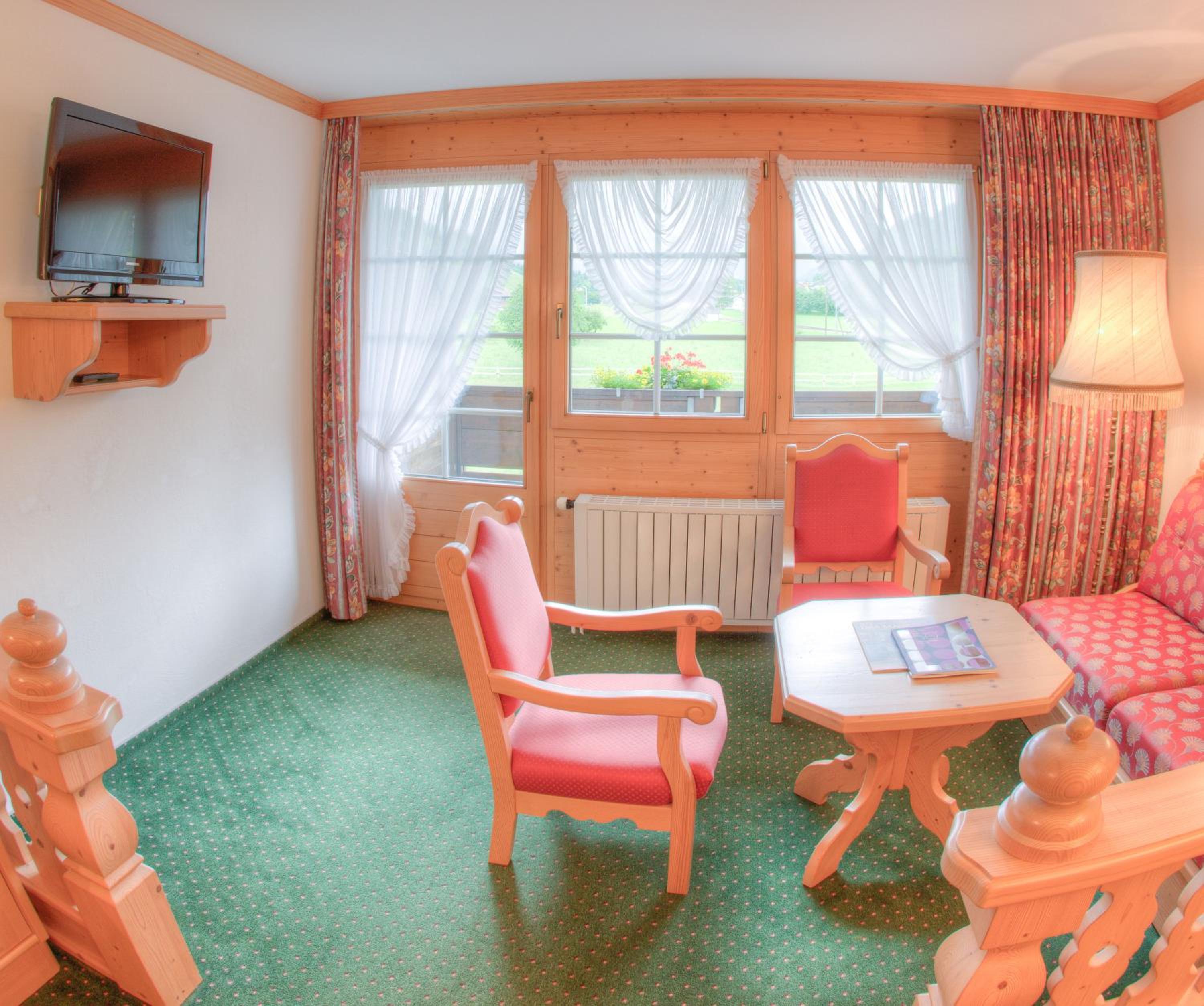 附阳台和山景的Junior Suite