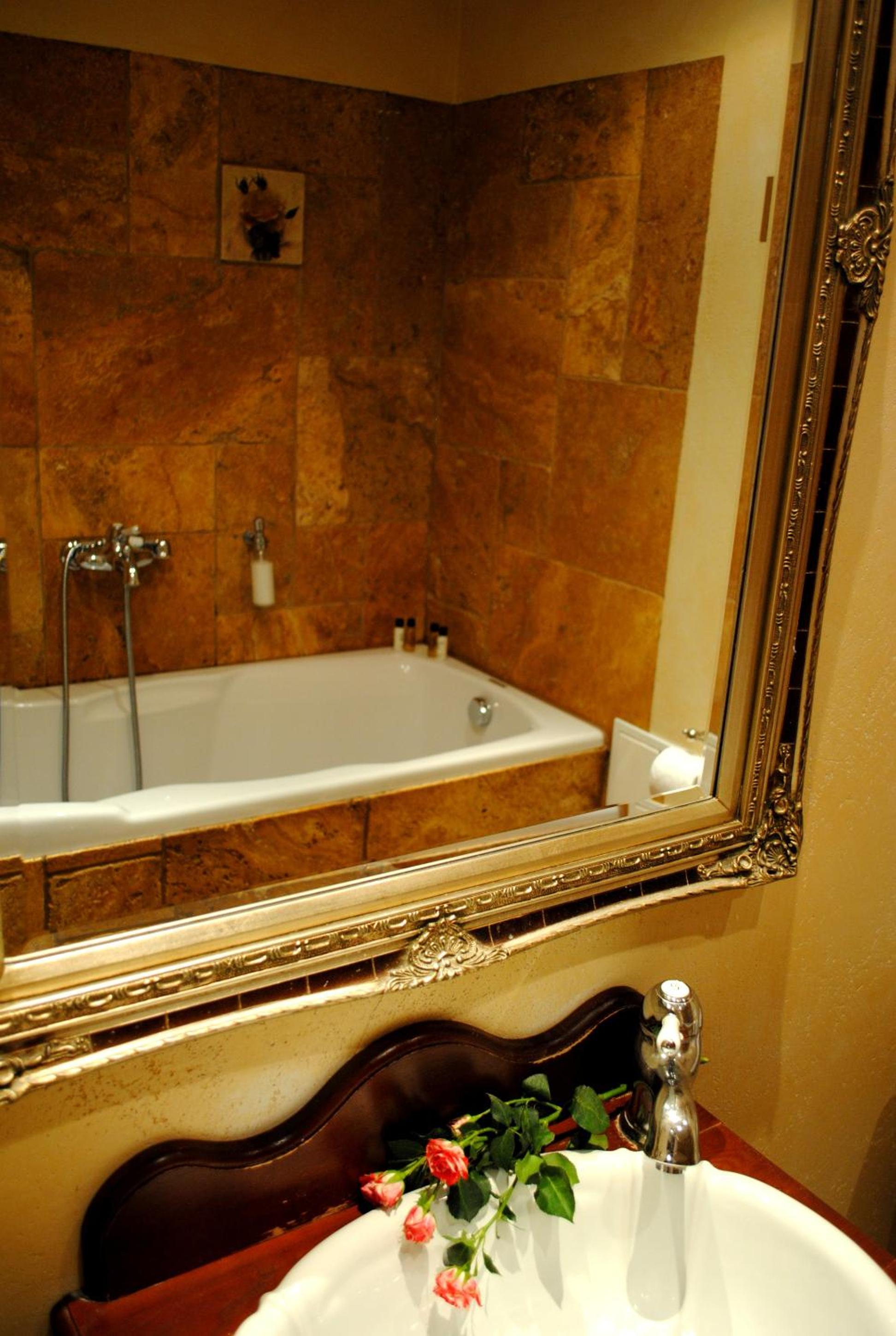 Suite with Balcony and Spa Acess - Photo 4