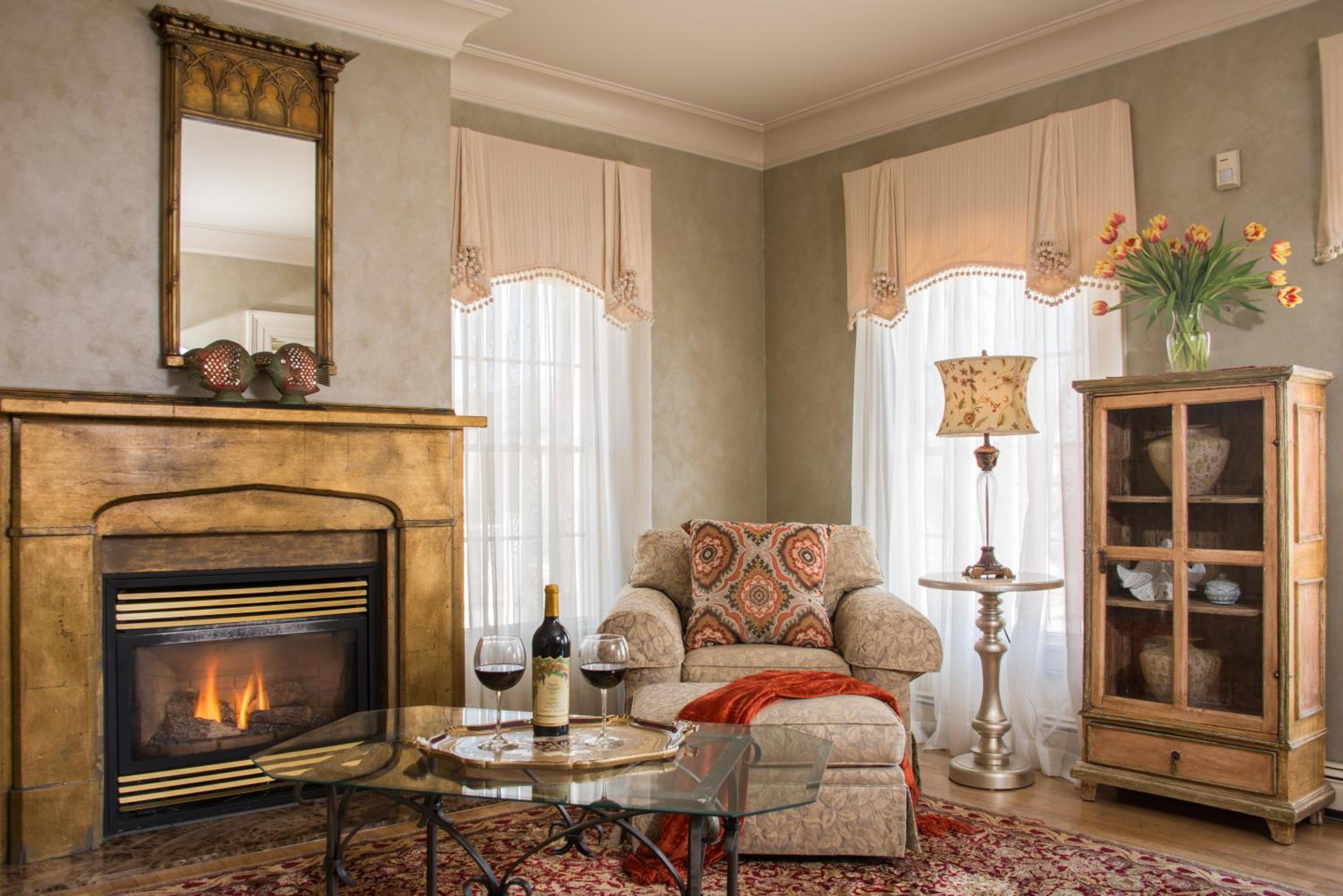 Queen Suite with Spa Bath and Fireplace - 6 photo 3