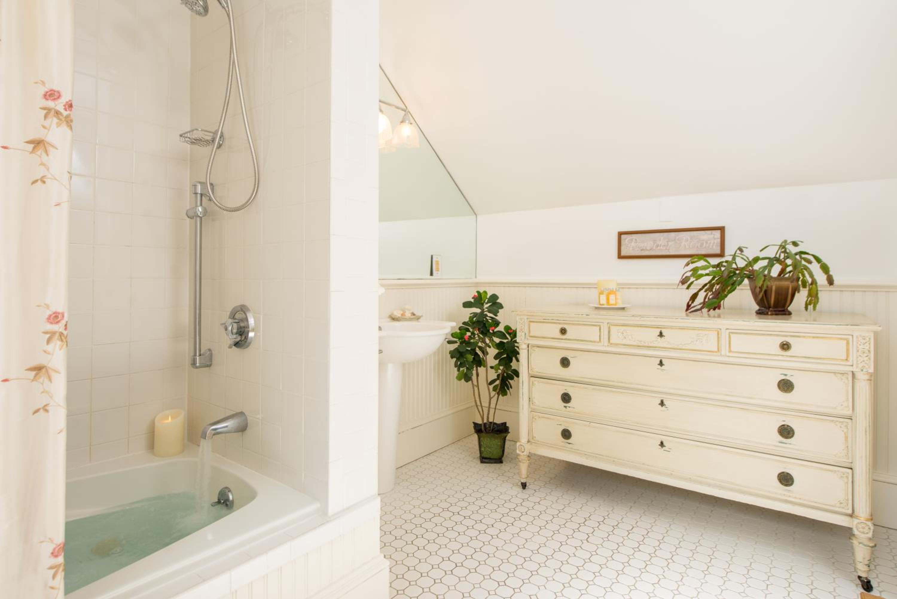Queen Suite with Spa Bath and Fireplace - 6 photo 2
