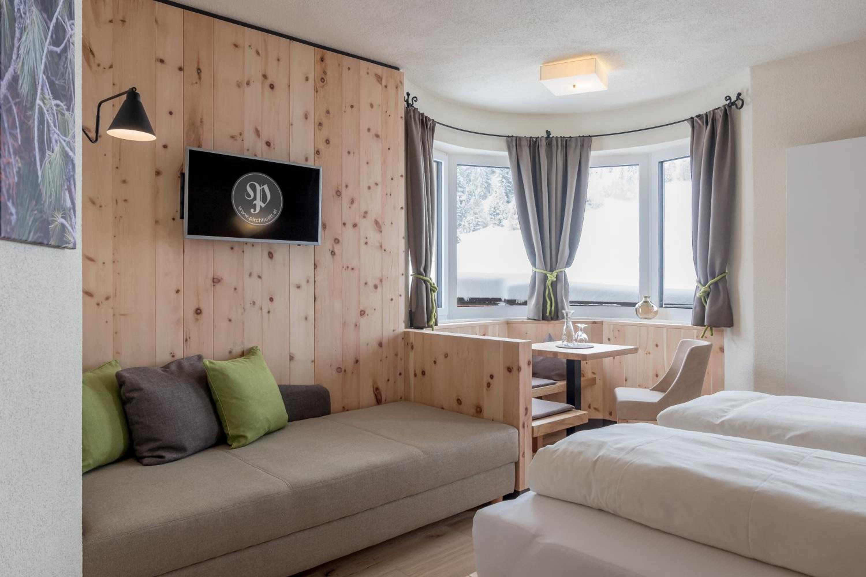 Deluxe Double Room (2 Adults + 1 Child) photo 3