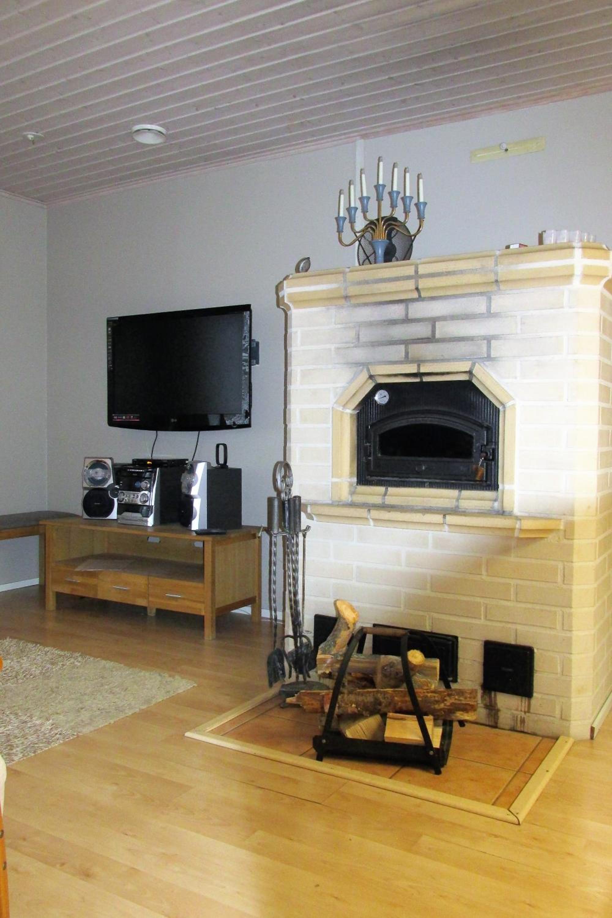 Family Room with Private Bathroom - Photo 12