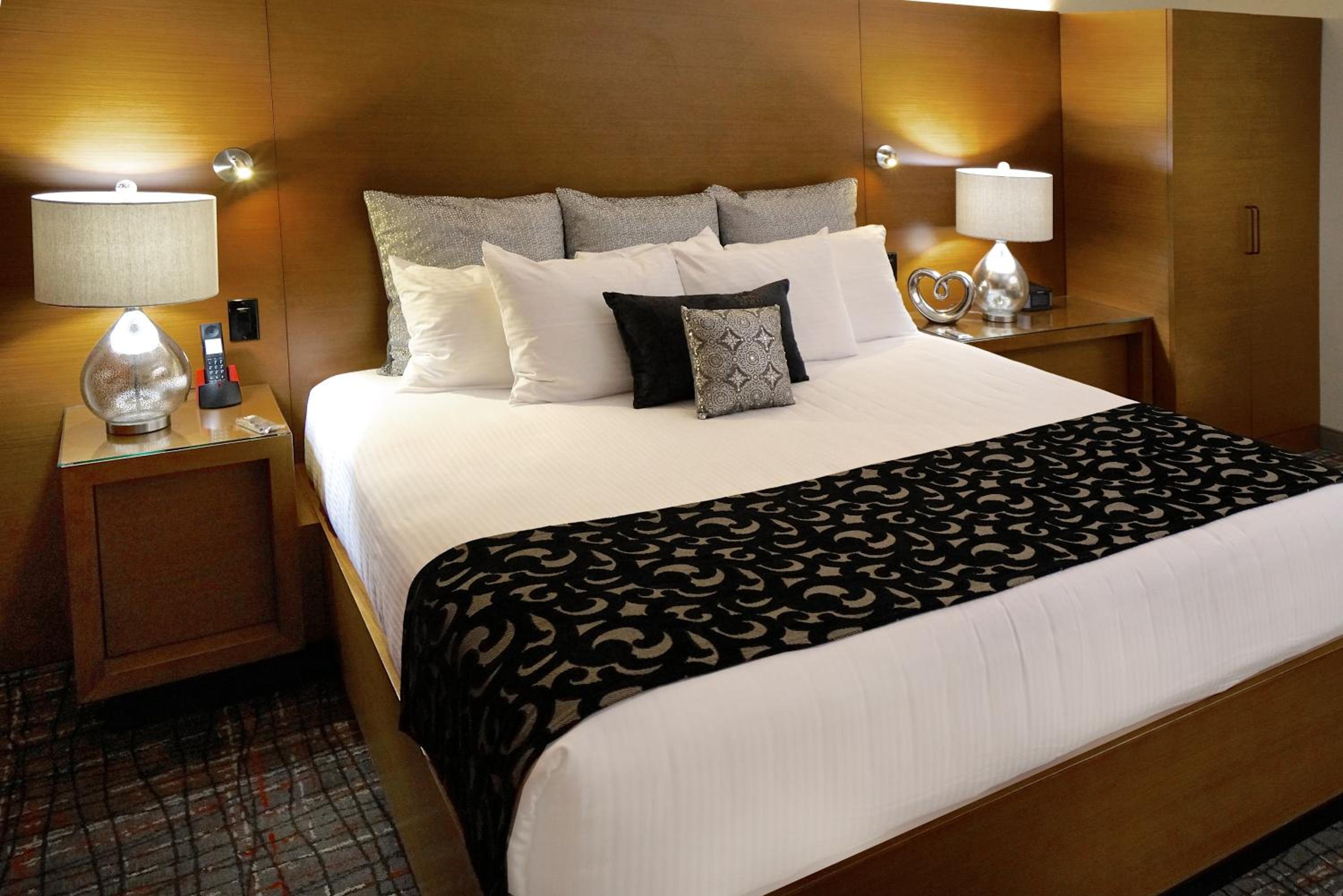 Honeymoon Suite - Photo 1