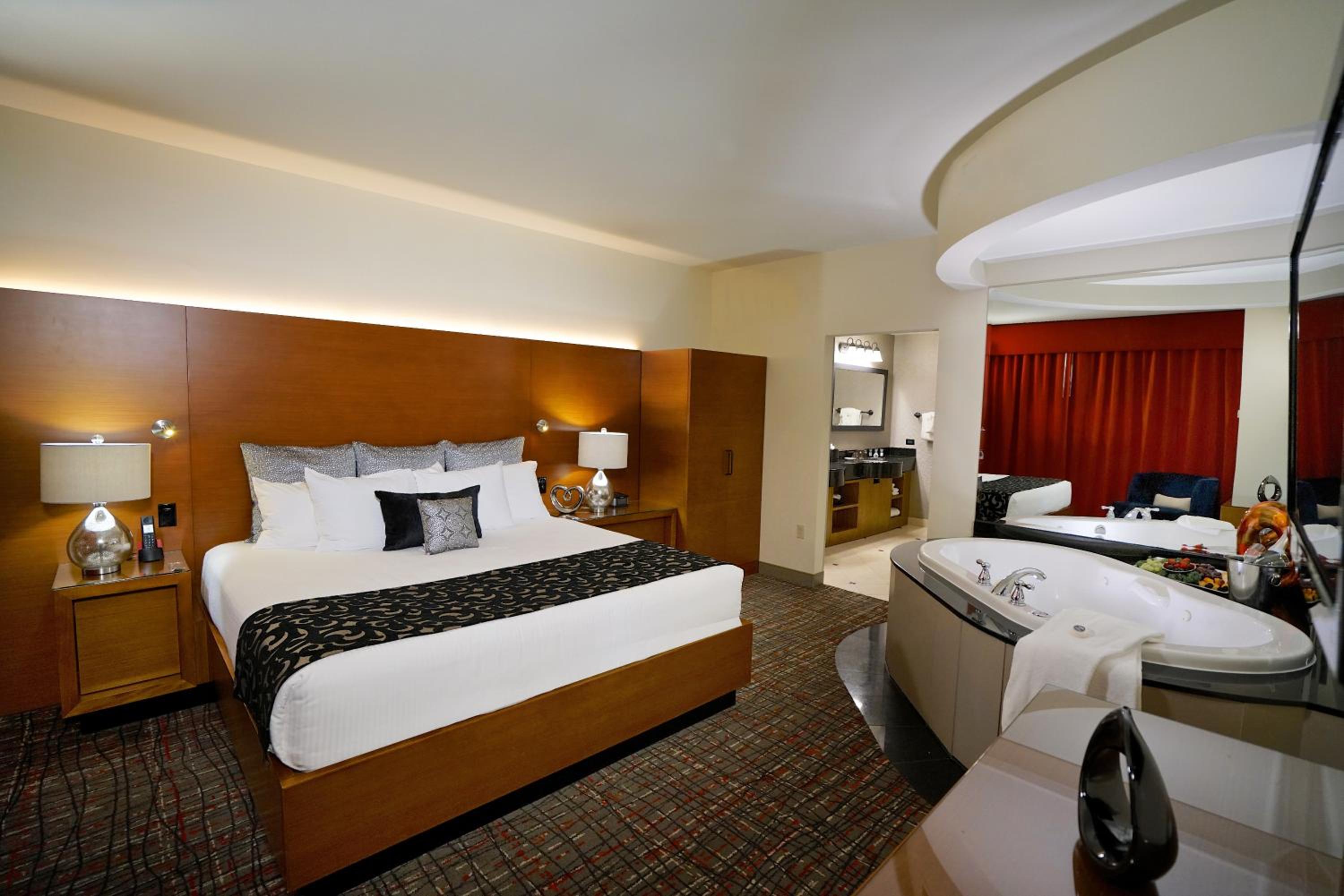 Honeymoon Suite - Photo 4