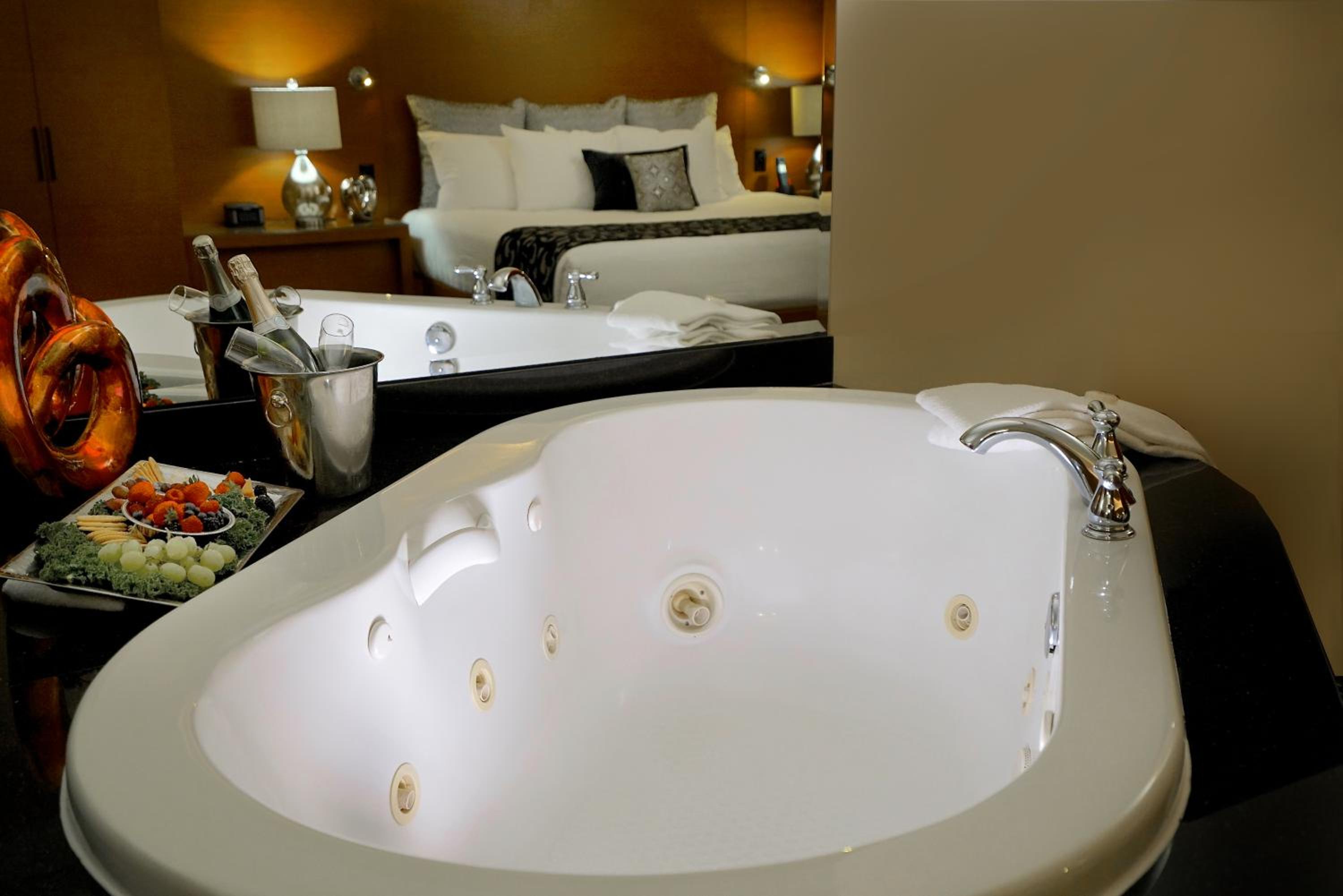 Honeymoon Suite - Photo 3
