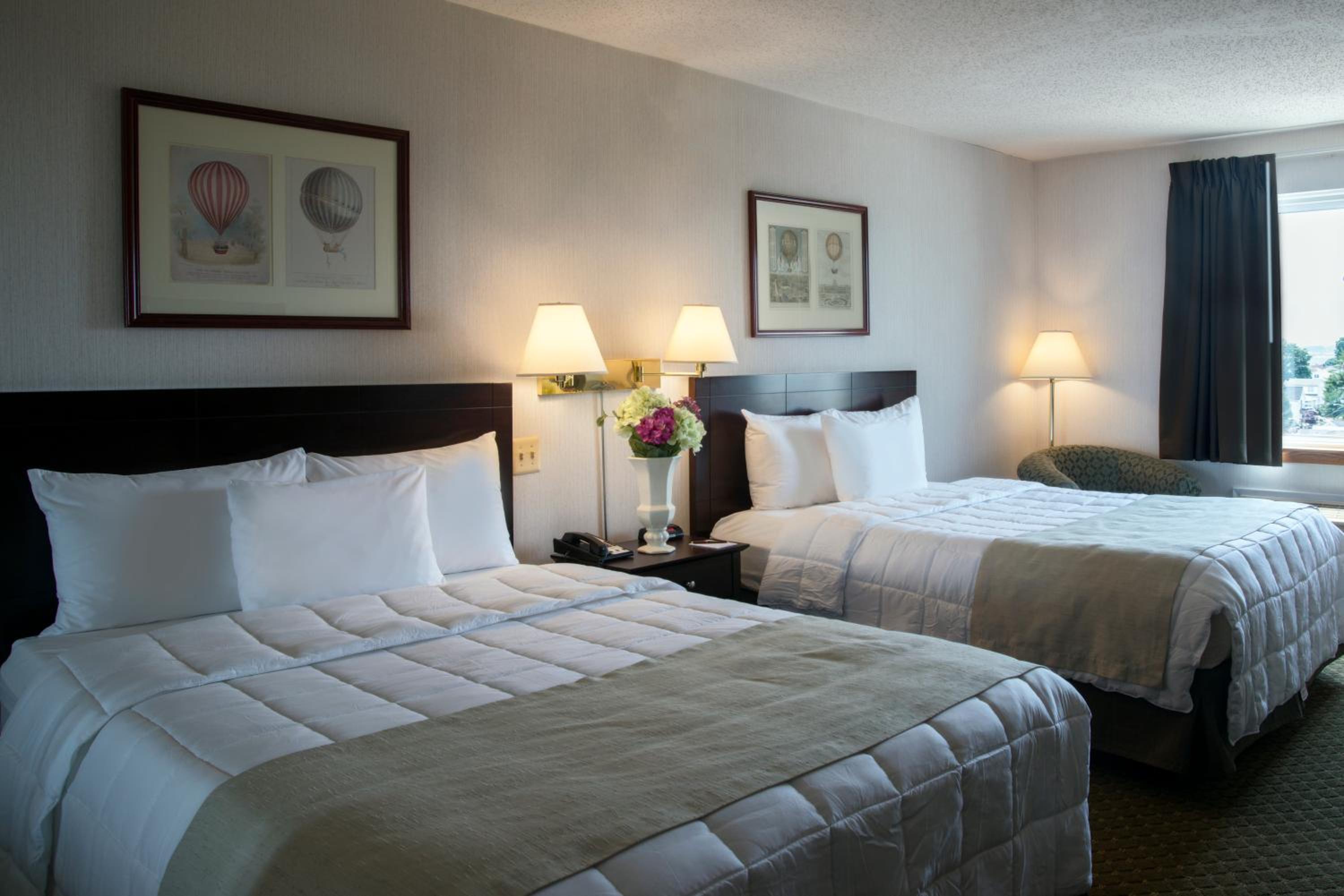 Queen Room with Two Queen Beds - Non-Smoking - Photo 4
