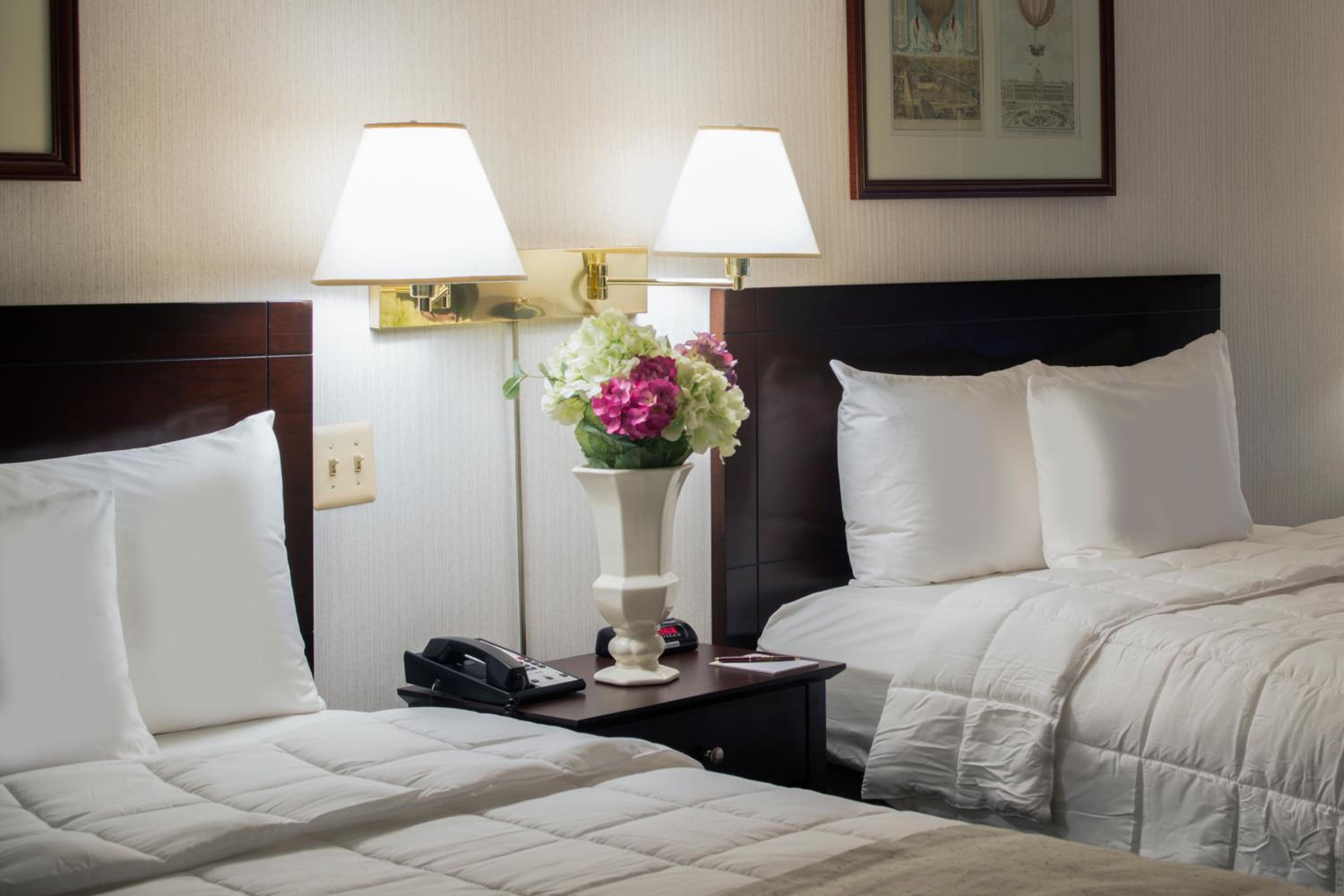 Queen Room with Two Queen Beds - Non-Smoking - Photo 2