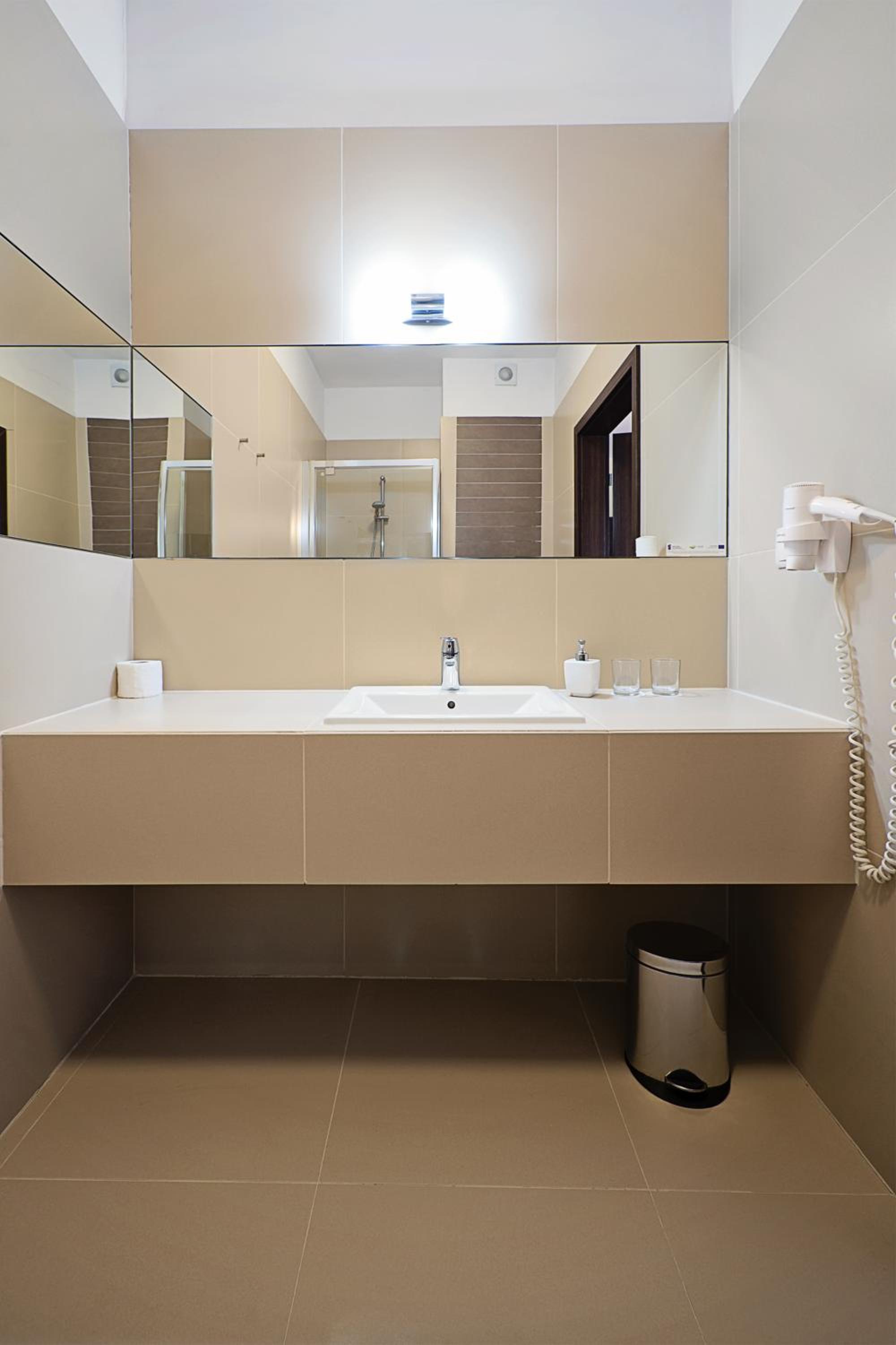 Comfort Room - Photo 3