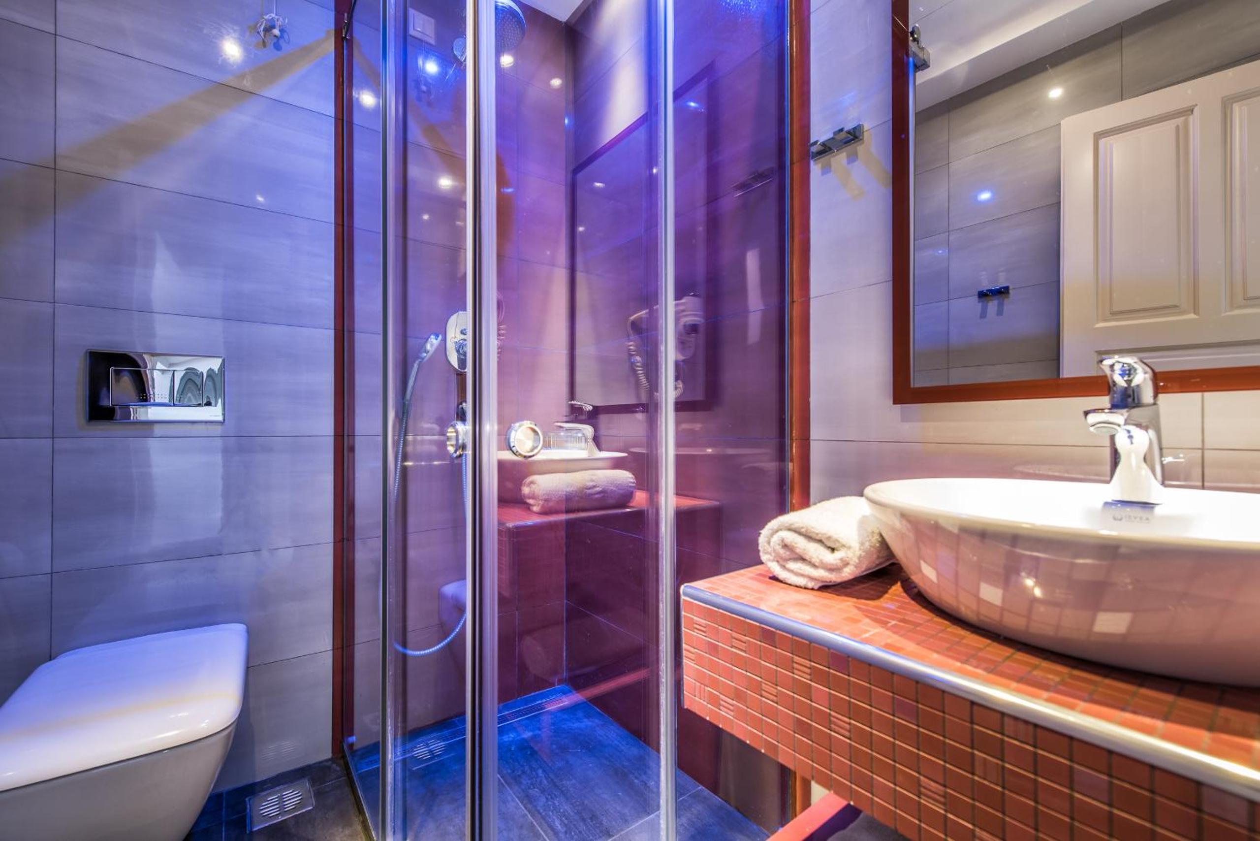 Superior Triple Room with Balcony - Photo 9