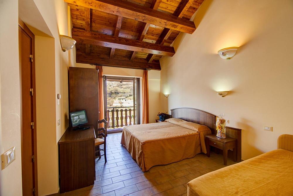 Deluxe Double or Twin Room with Mountain View photo 1