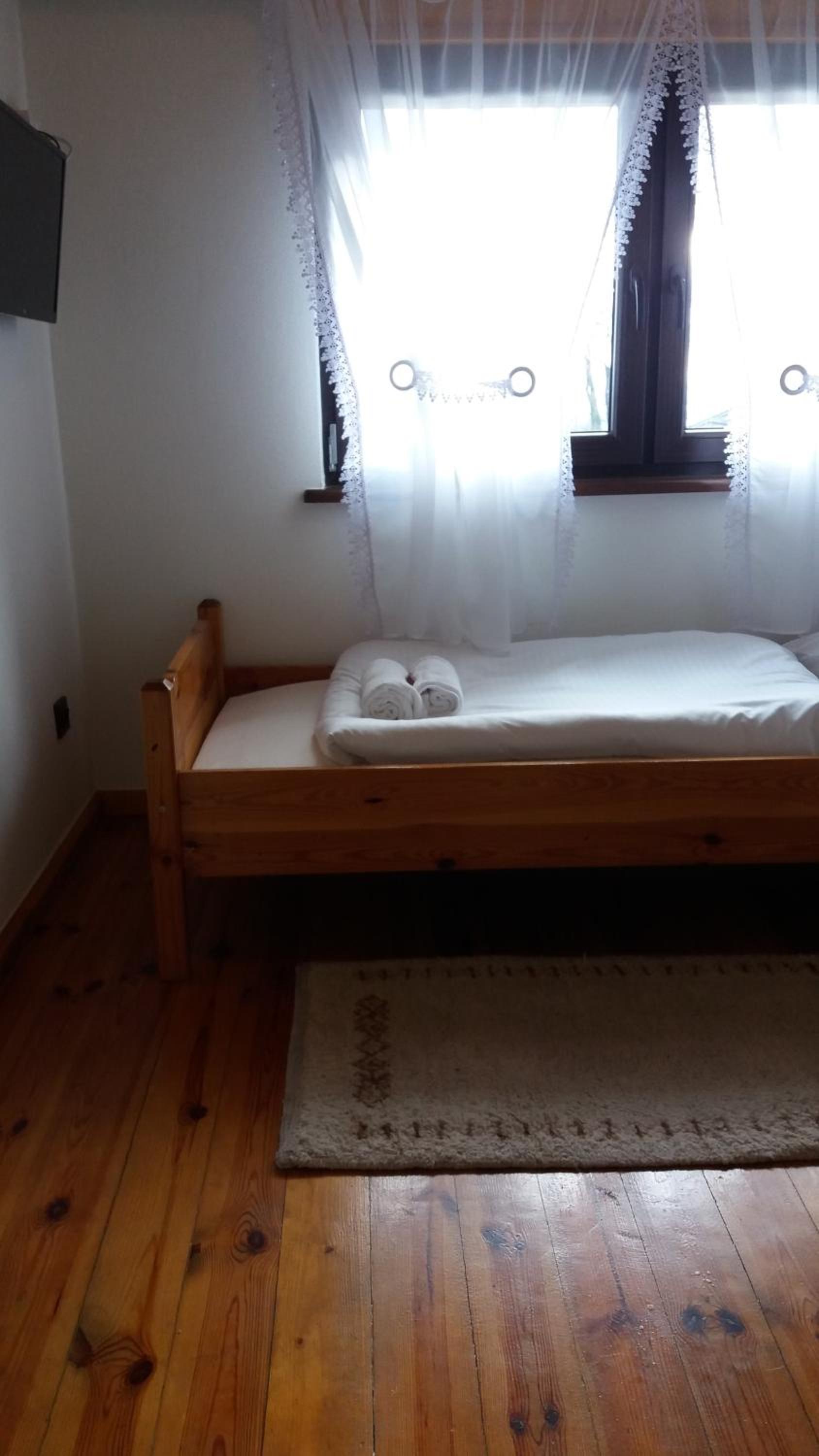 Single Room with Shared Bathroom photo 1