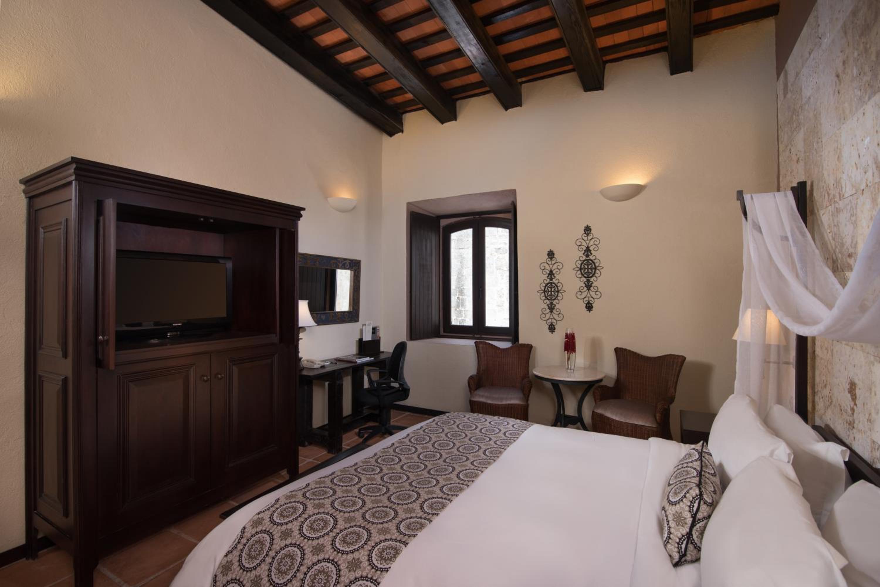 Colonial Room - Photo 3