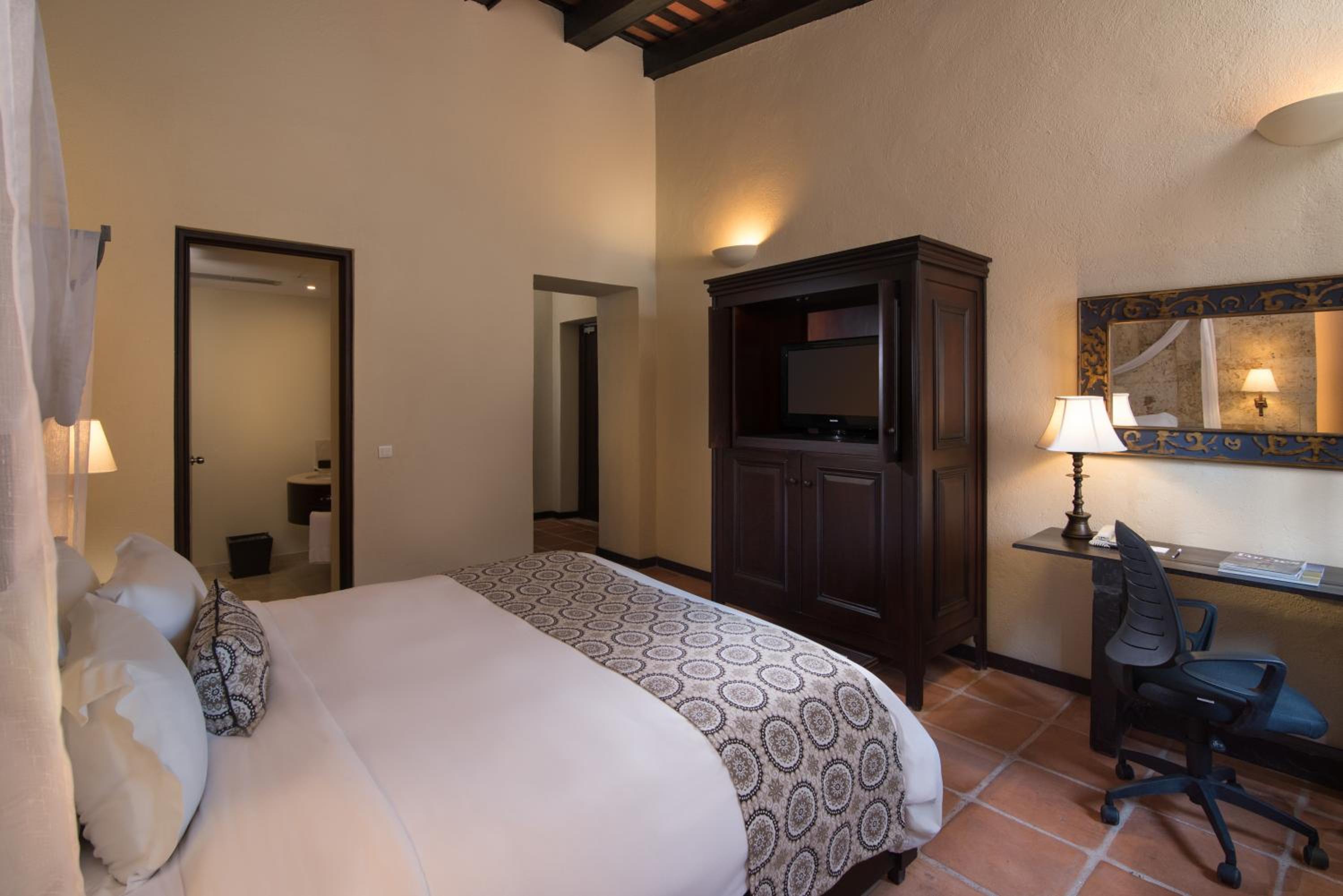 Colonial Room - Photo 4
