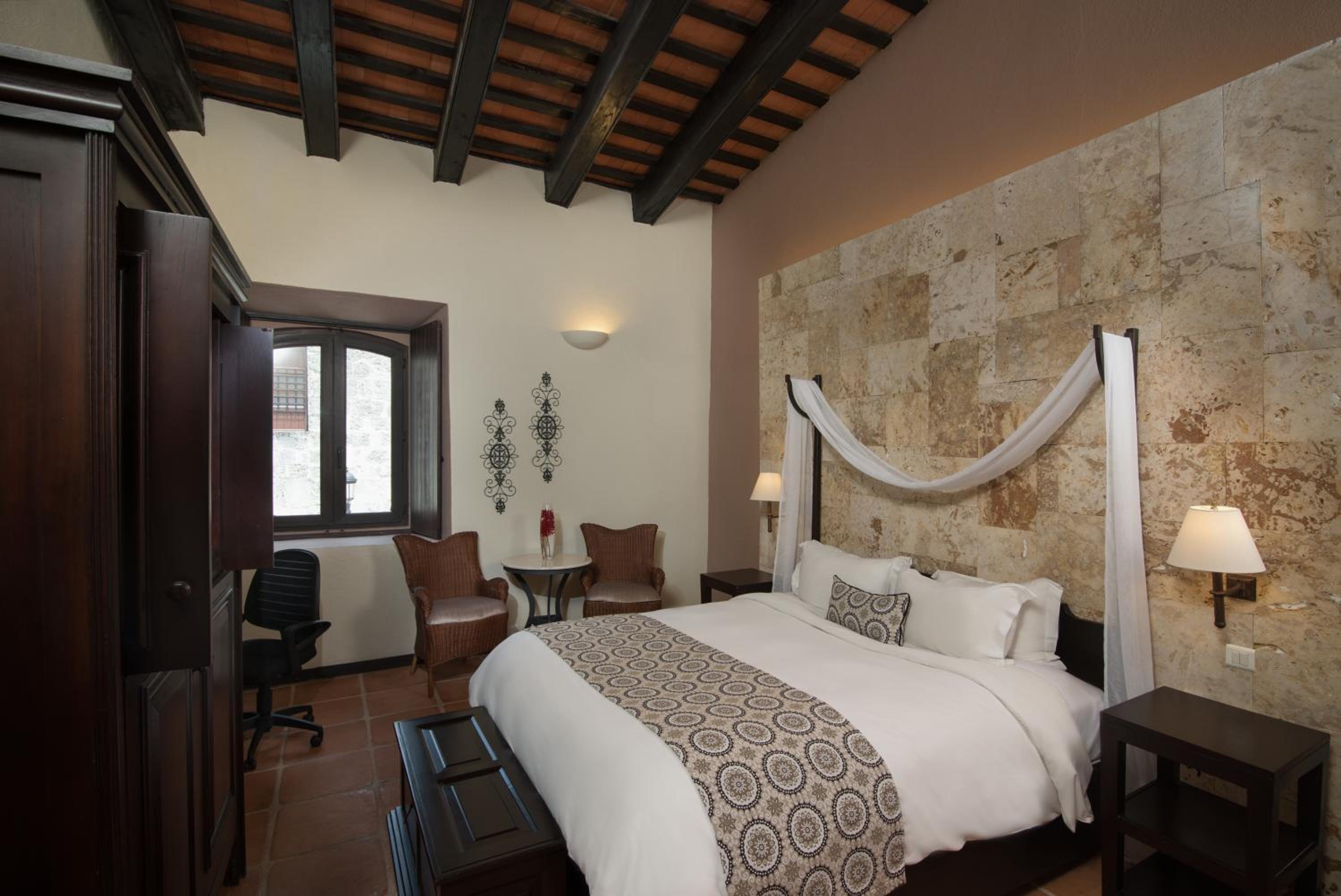 Colonial Room - Photo 1