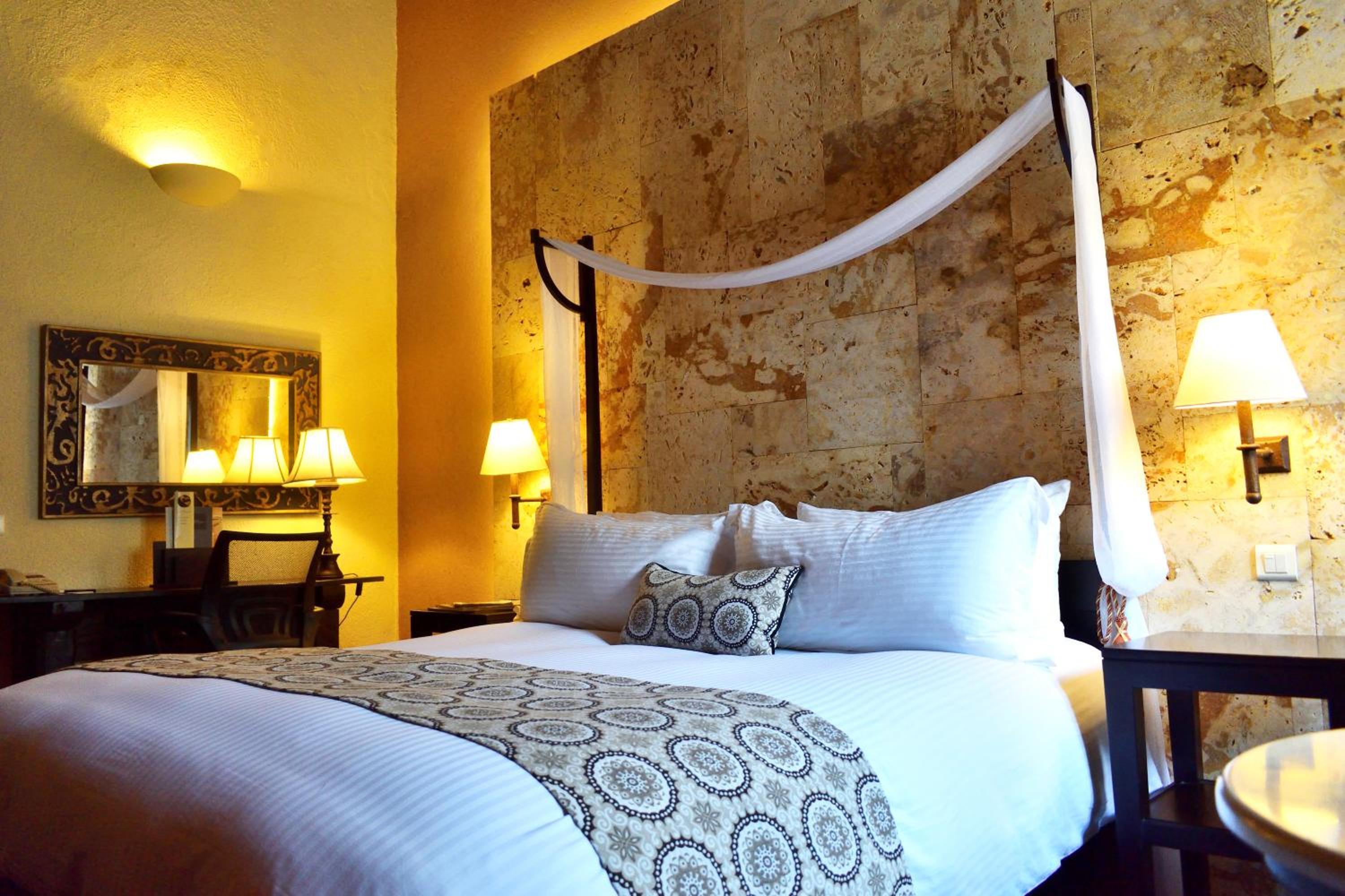 Colonial Room - Photo 2