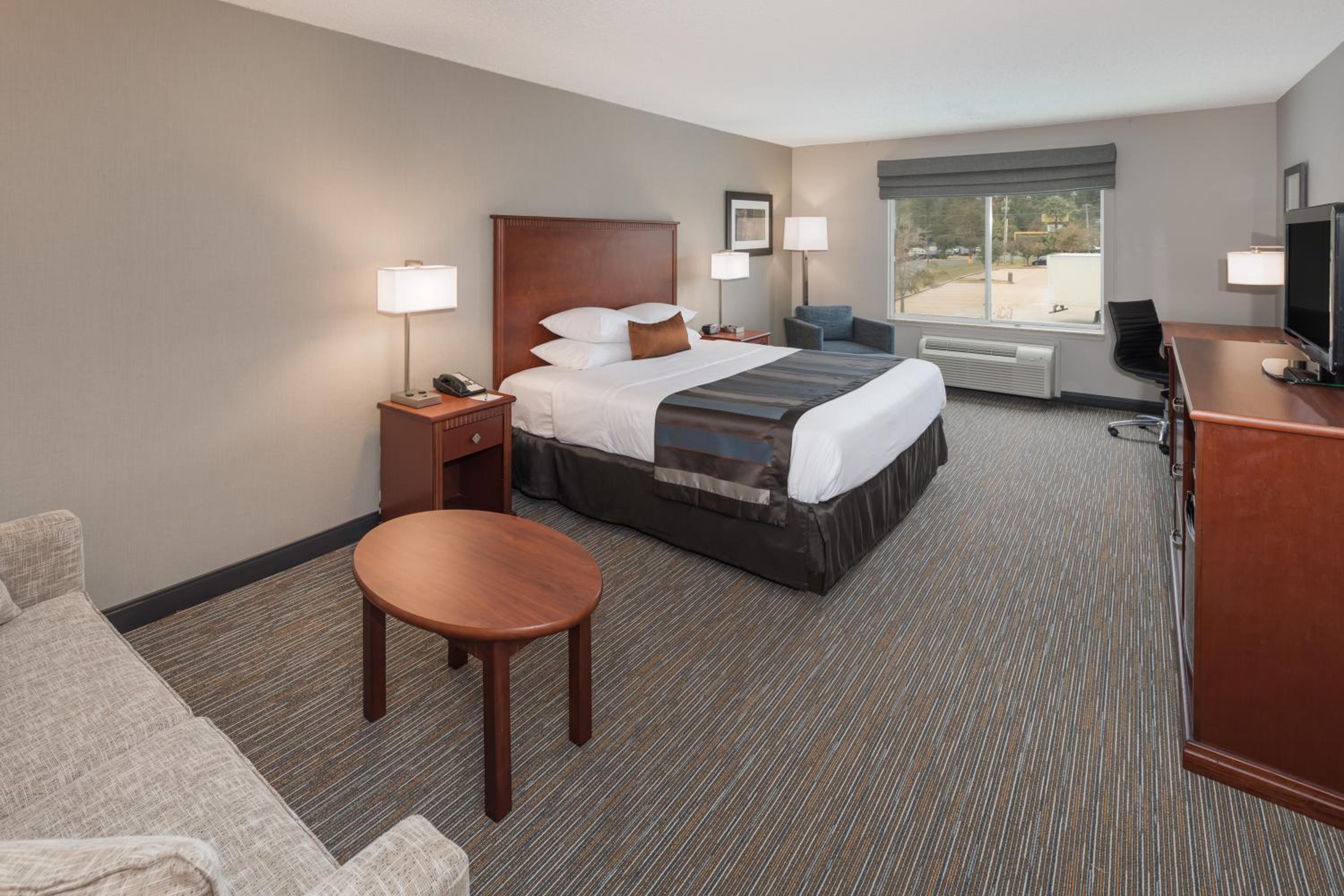 Deluxe King Room with Roll-In Shower - Disability Access/Non-Smoking - Photo 6