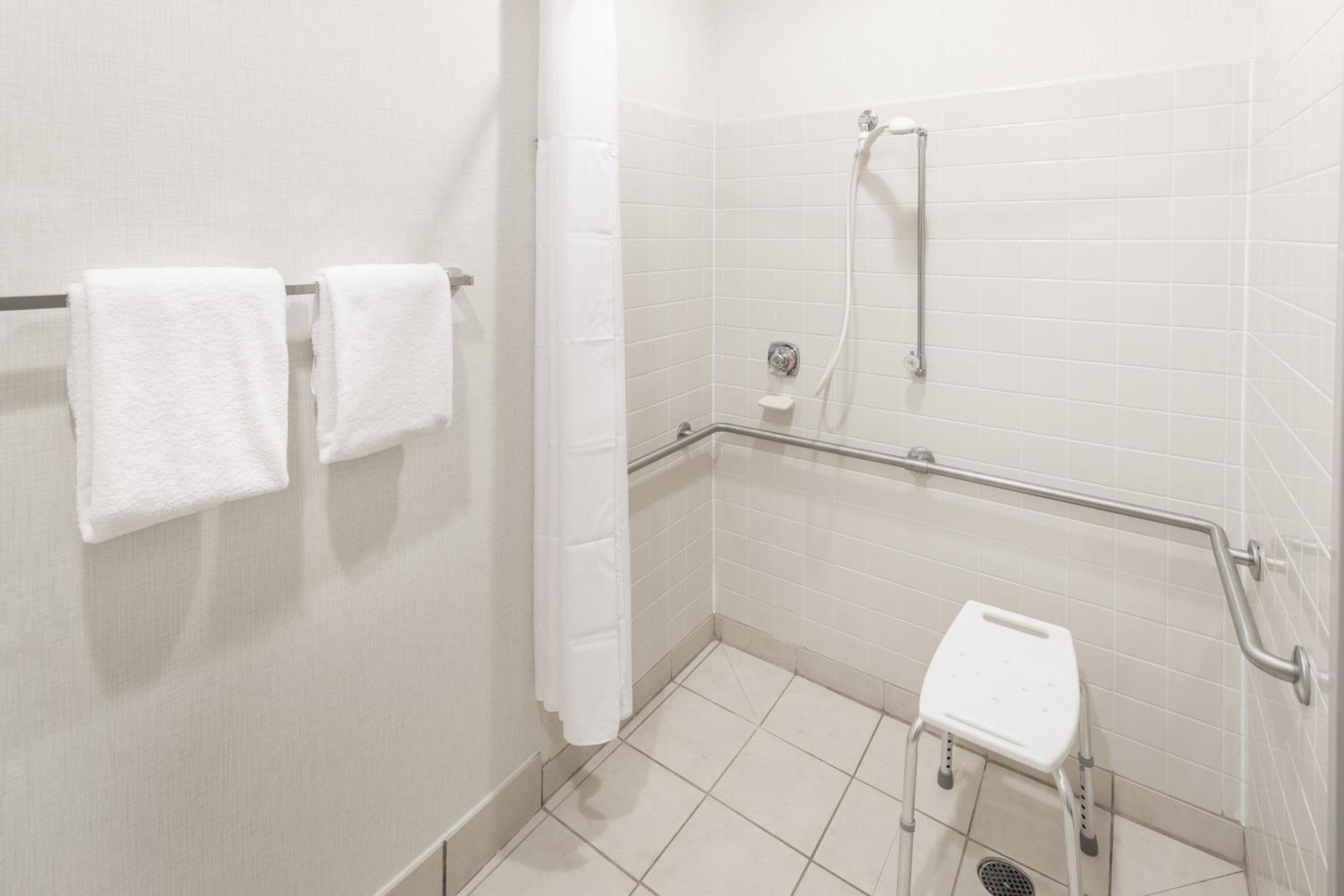 King Room with Roll-in Shower - Disability Access/Non-Smoking - Photo 2