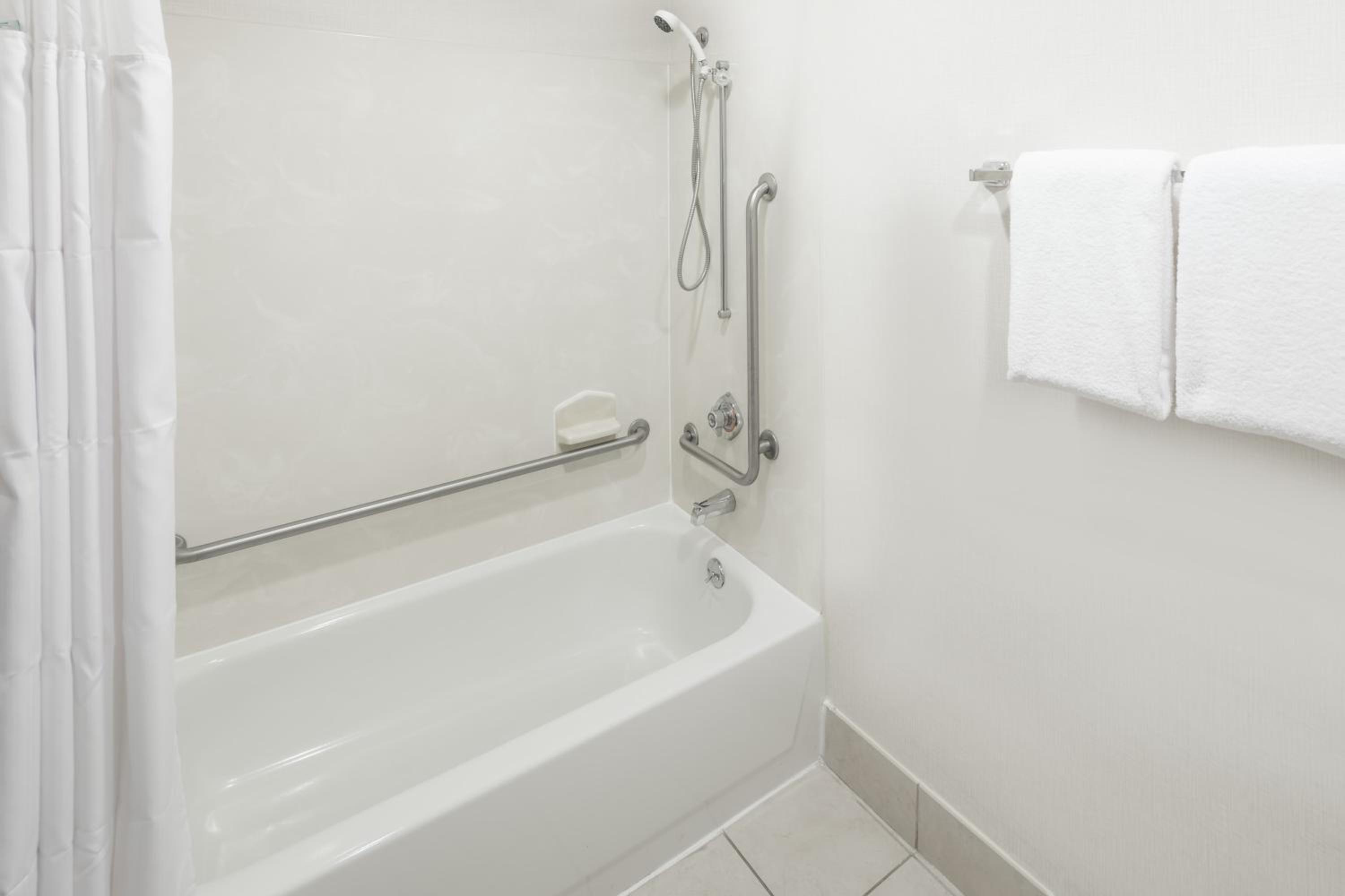 King Room with Roll-in Shower - Disability Access/Non-Smoking - Photo 3