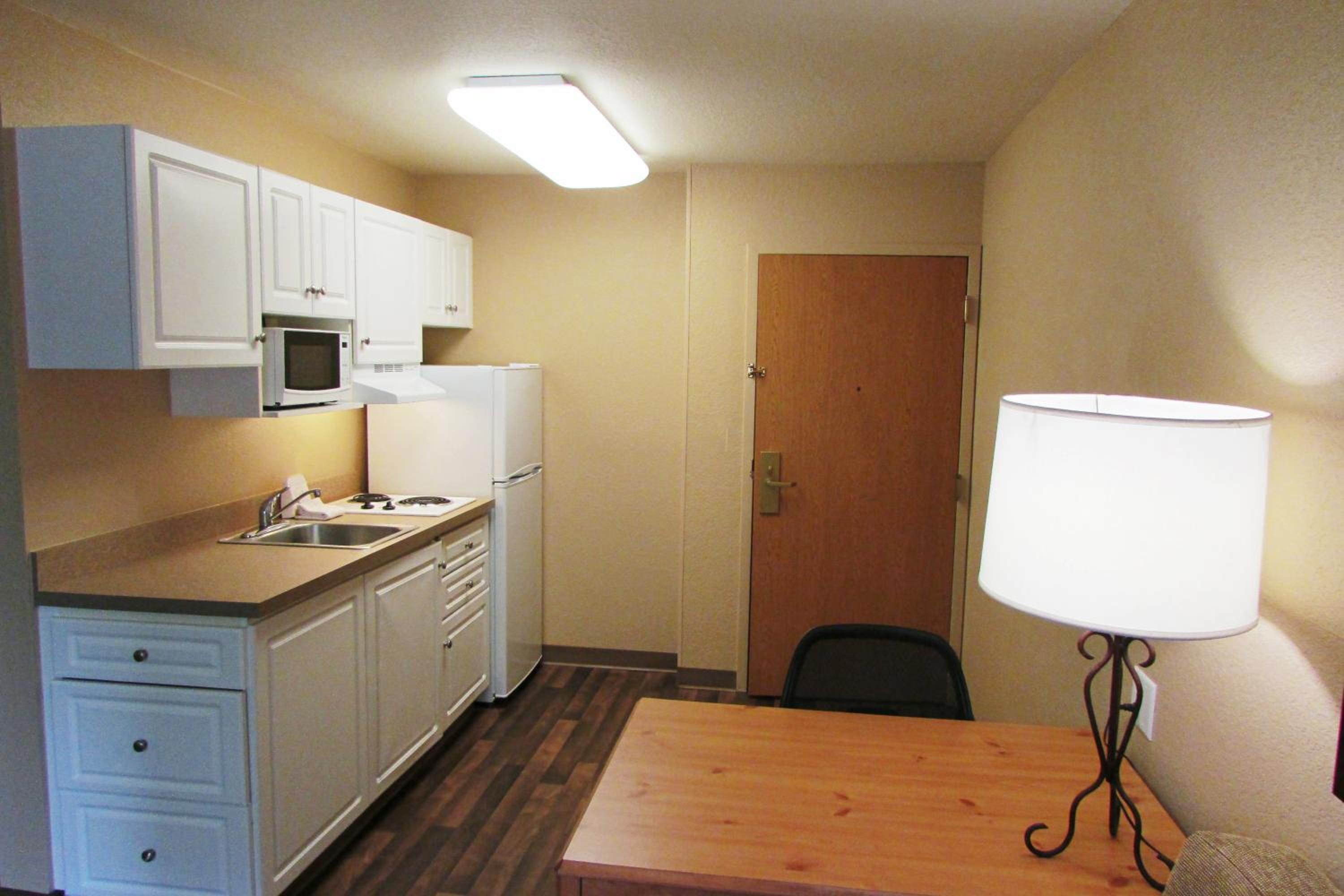 Deluxe Studio with 1 King Bed - Non-Smoking - Photo 10