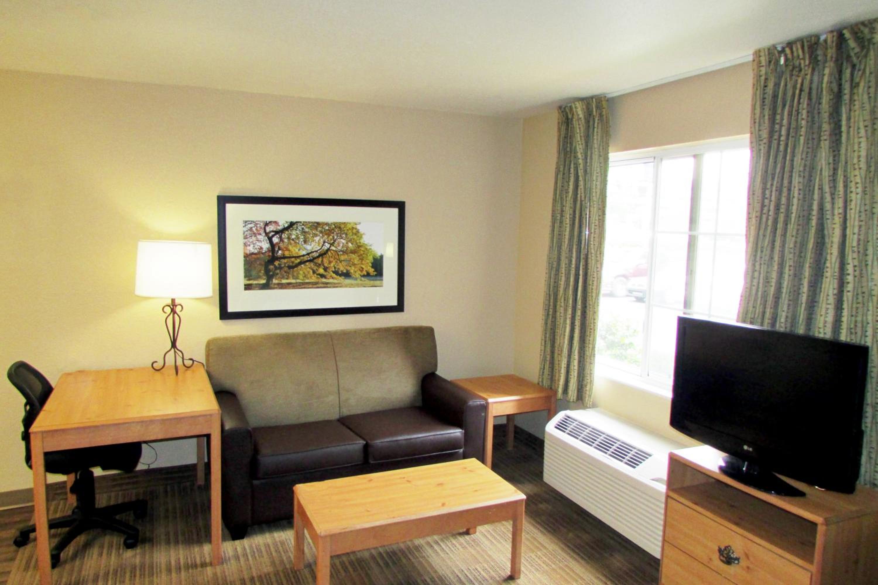 Deluxe Studio with 1 King Bed - Non-Smoking - Photo 9