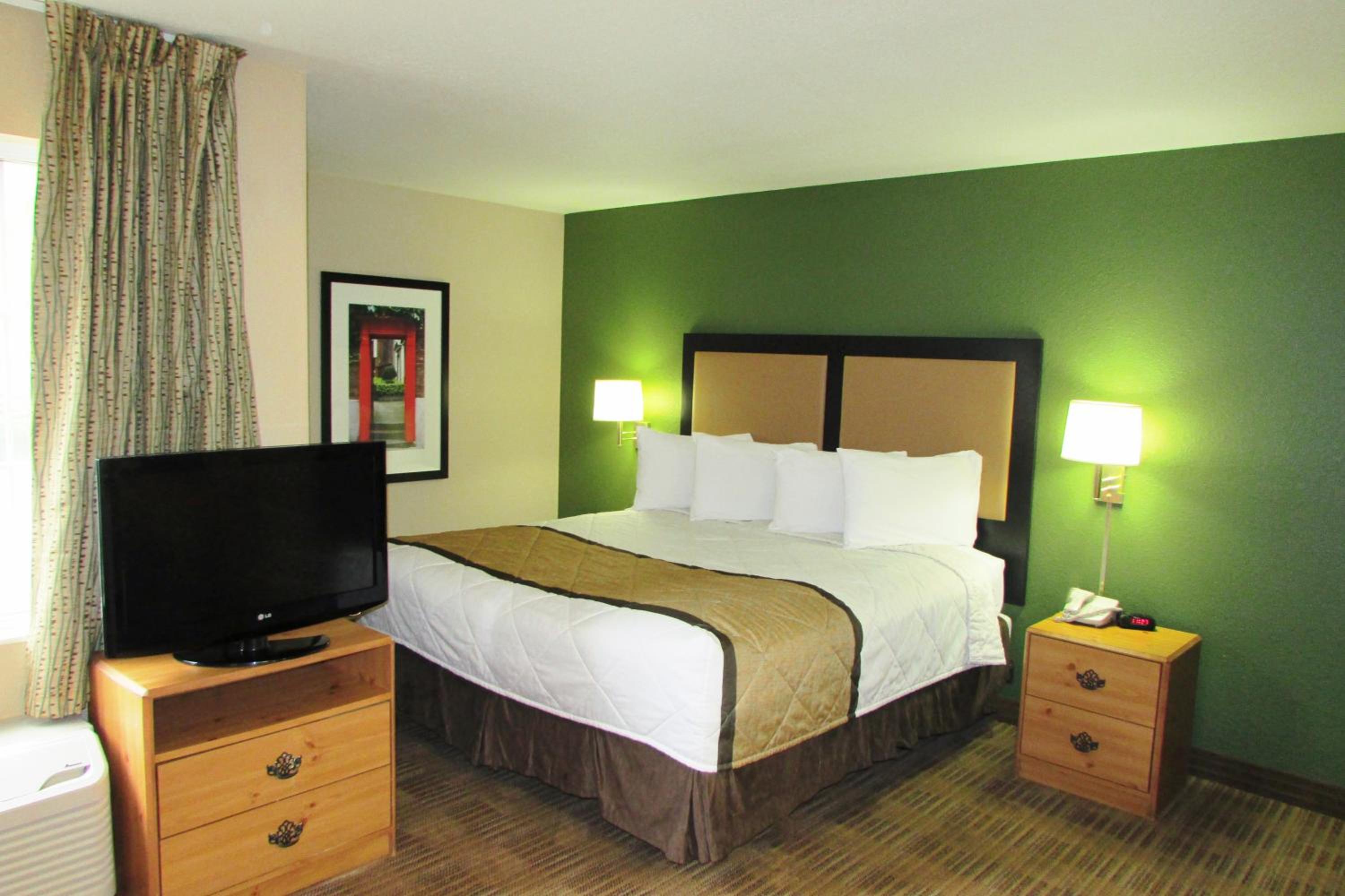 Deluxe Studio with 1 King Bed - Non-Smoking - Photo 8
