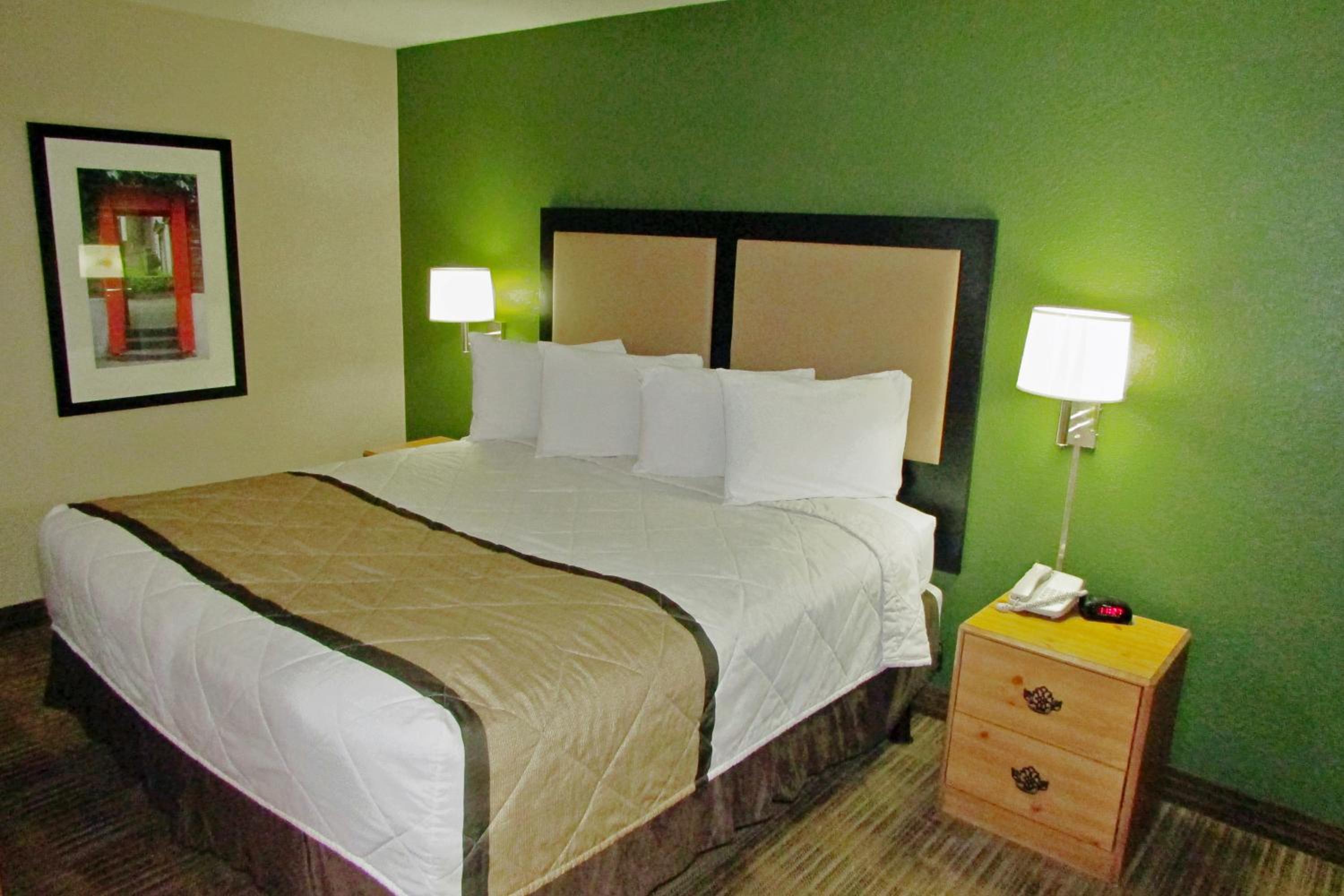 Deluxe Studio with 1 King Bed - Non-Smoking - Photo 7