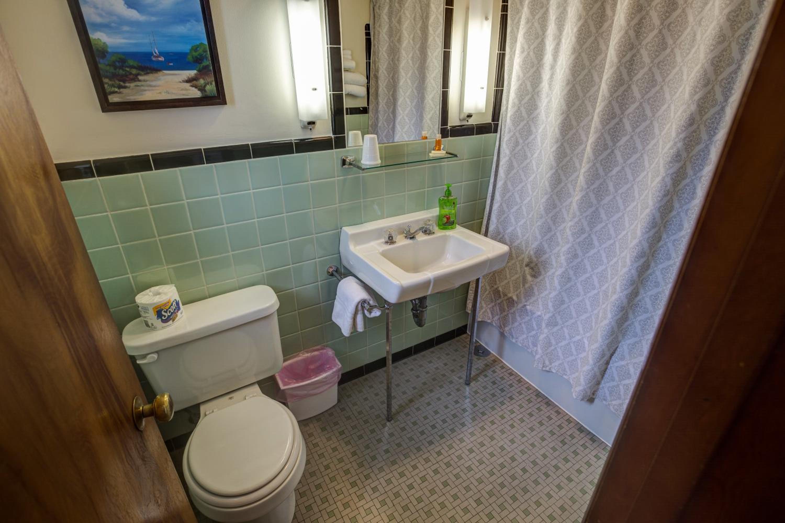 Queen Room photo 2