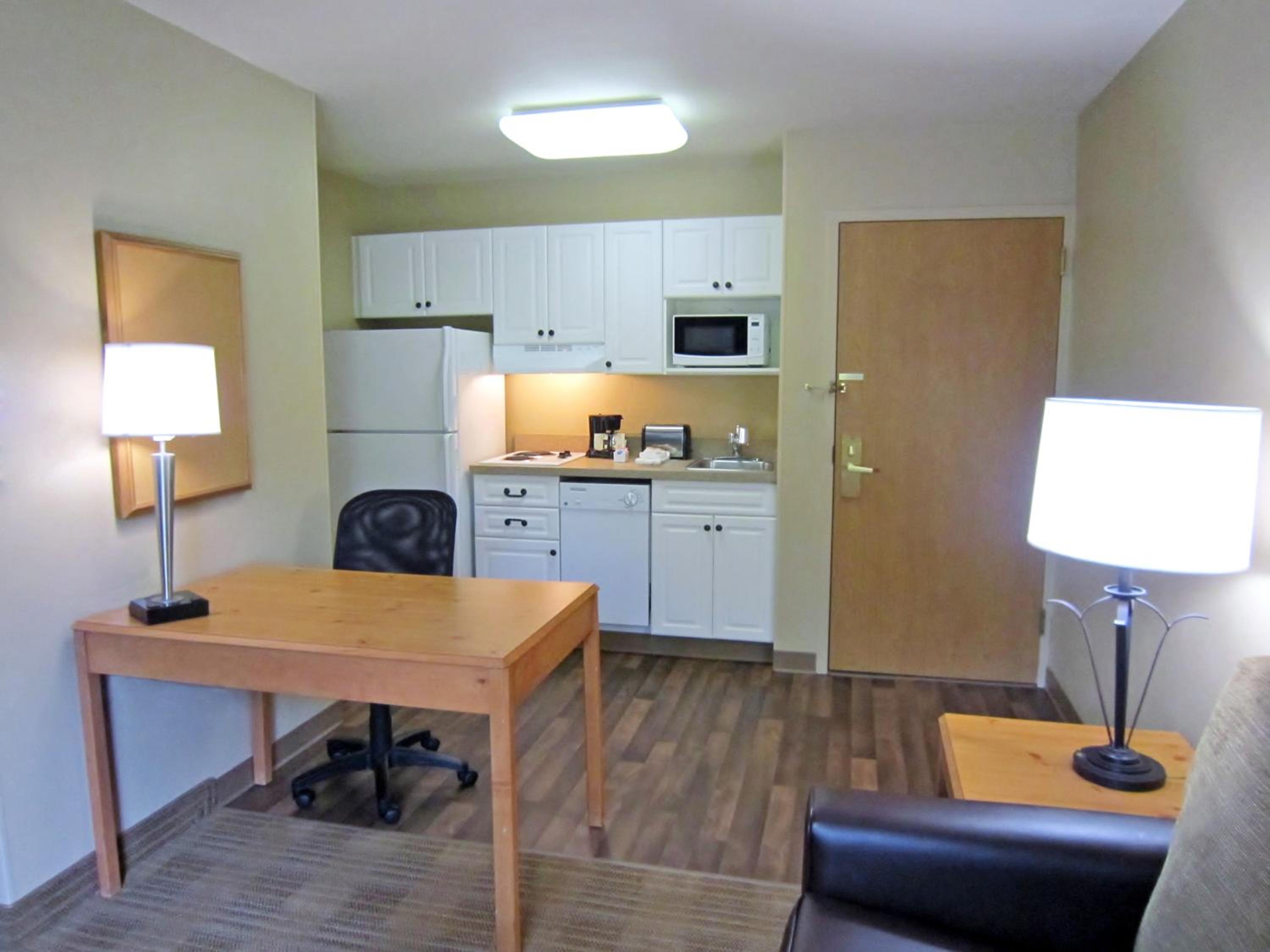 Deluxe Studio with 1 King Bed - Non-Smoking - Photo 2
