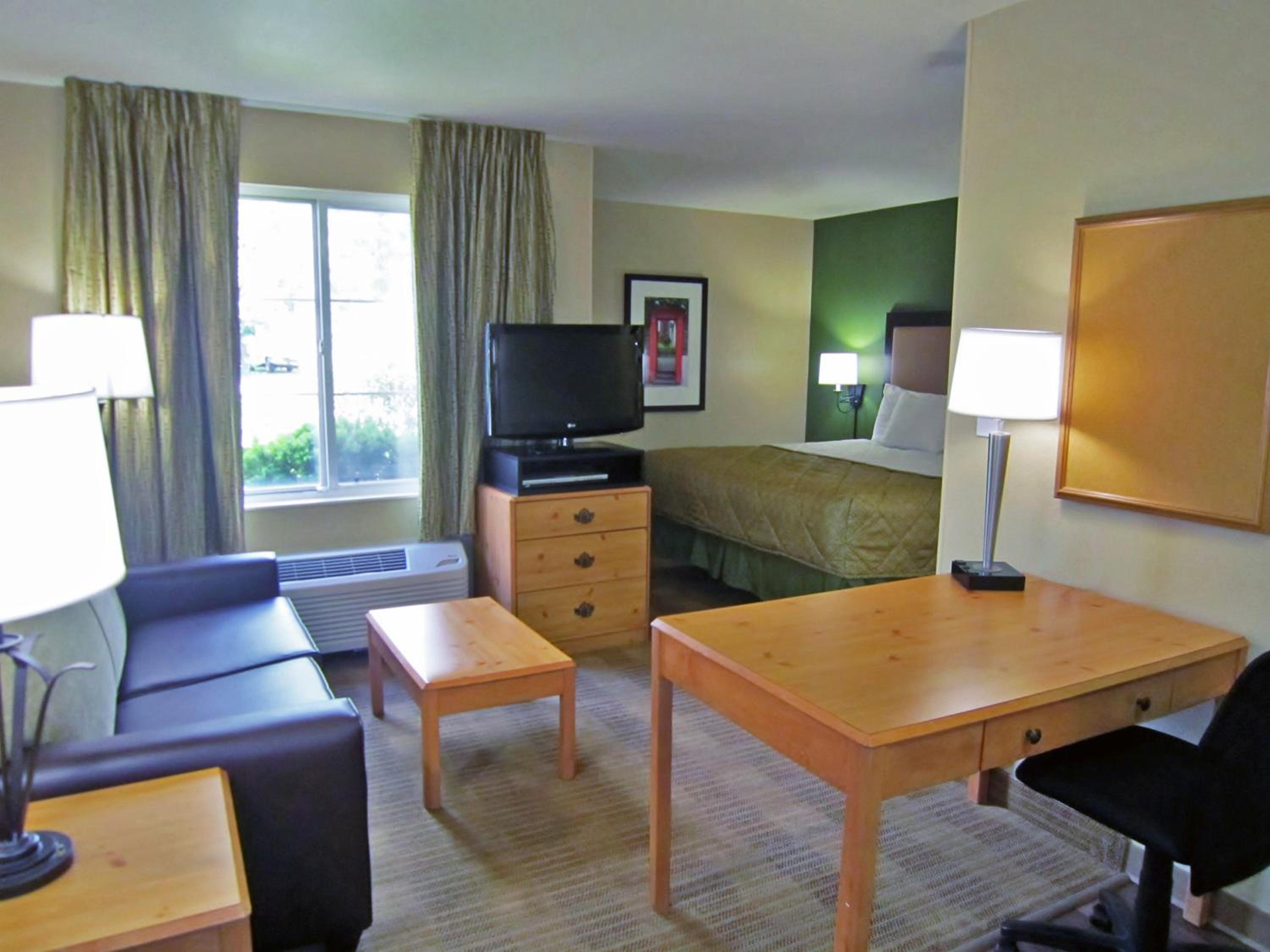 Deluxe Studio with 1 King Bed - Non-Smoking - Photo 13