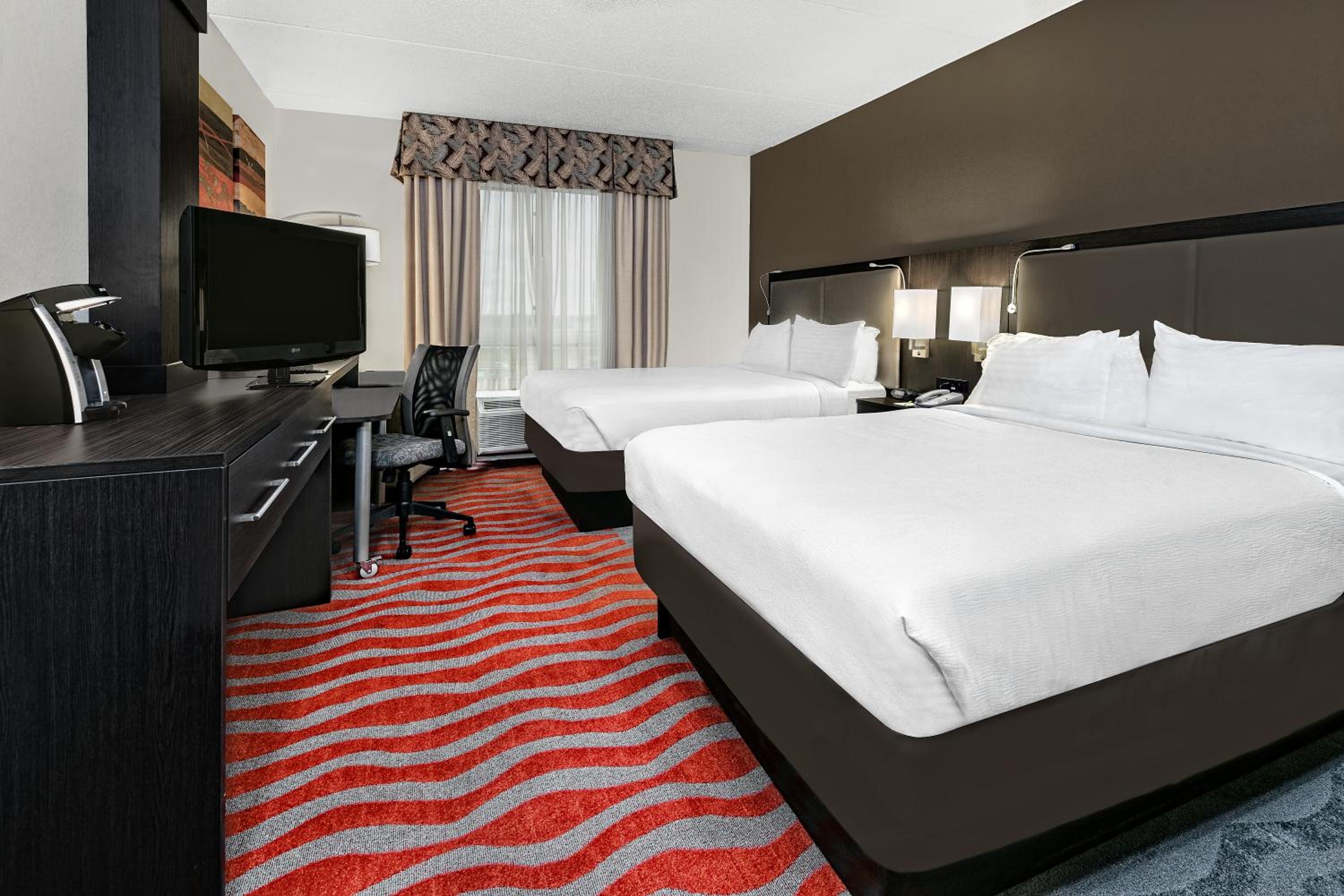Standard Room with Two Queen Beds - Photo 3