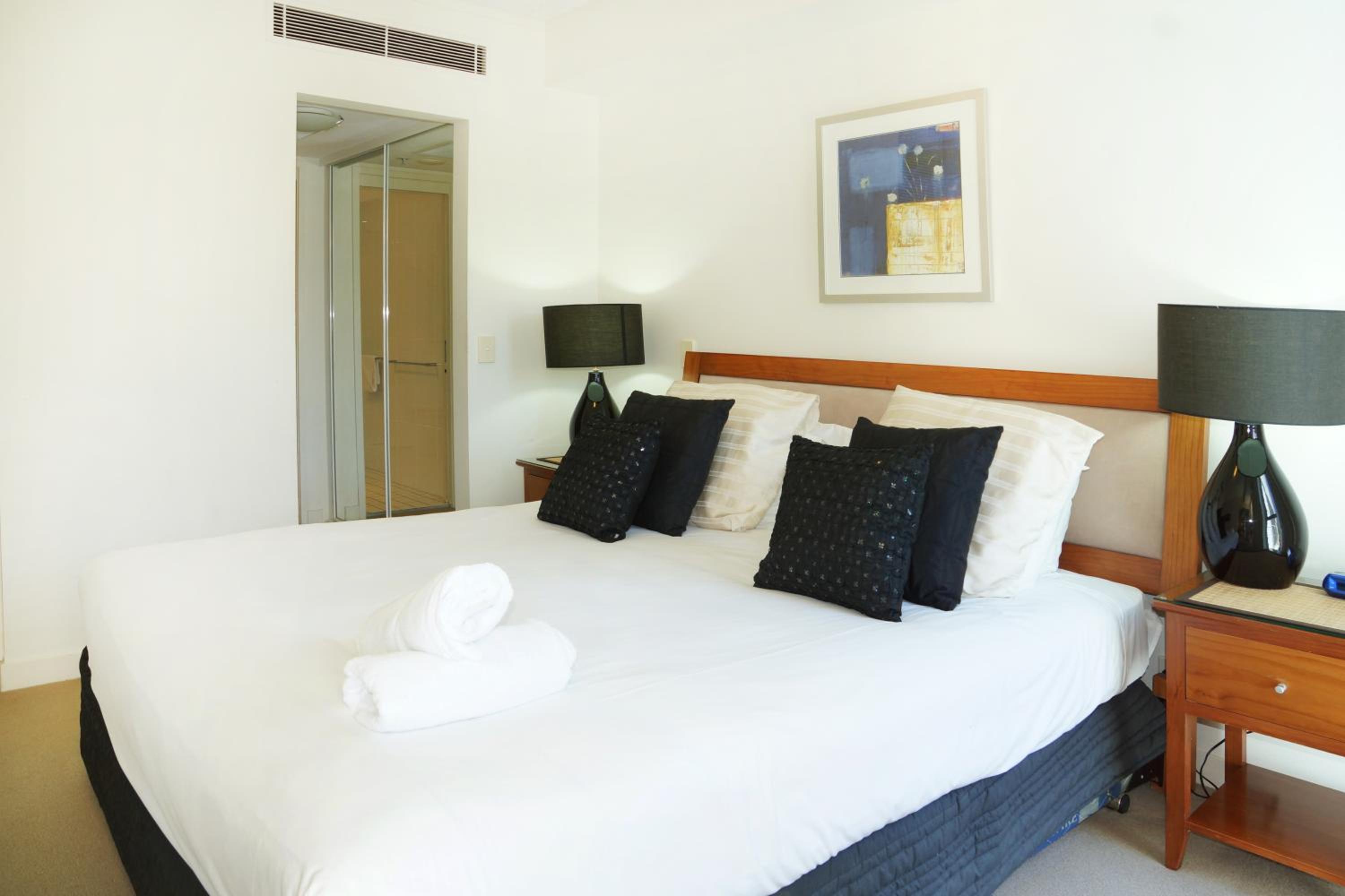 Two bedroom Apartment with Garden view - Photo 4