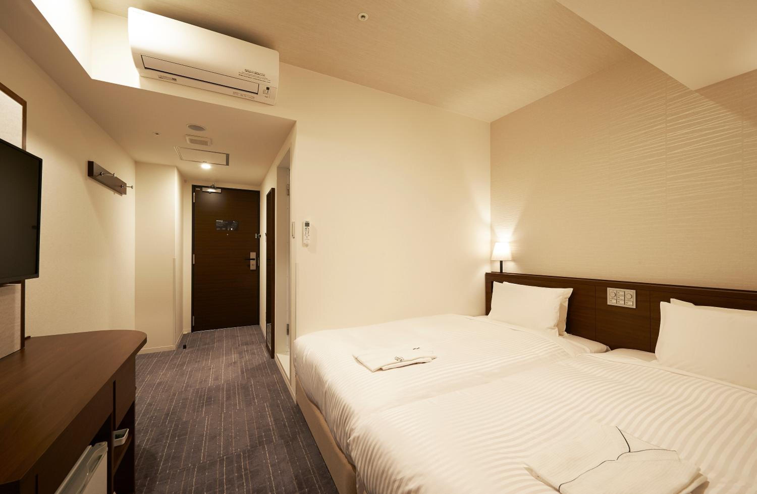 Twin Room - Non-Smoking photo 2