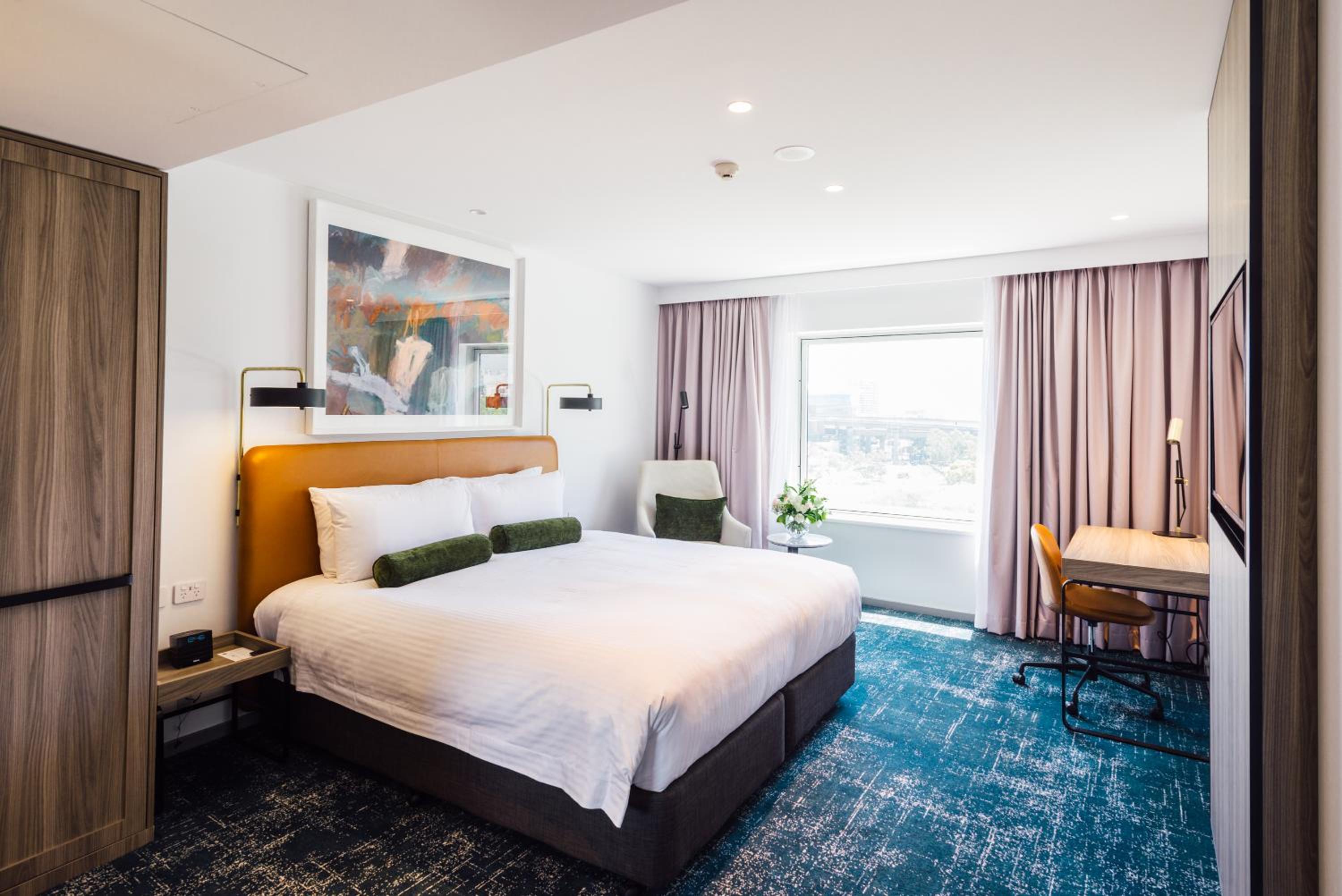 Superior King Room thumbnail 6
